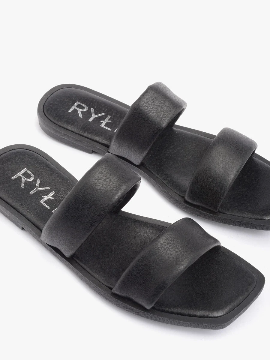 Czarne klapki z elastyczną cholewką