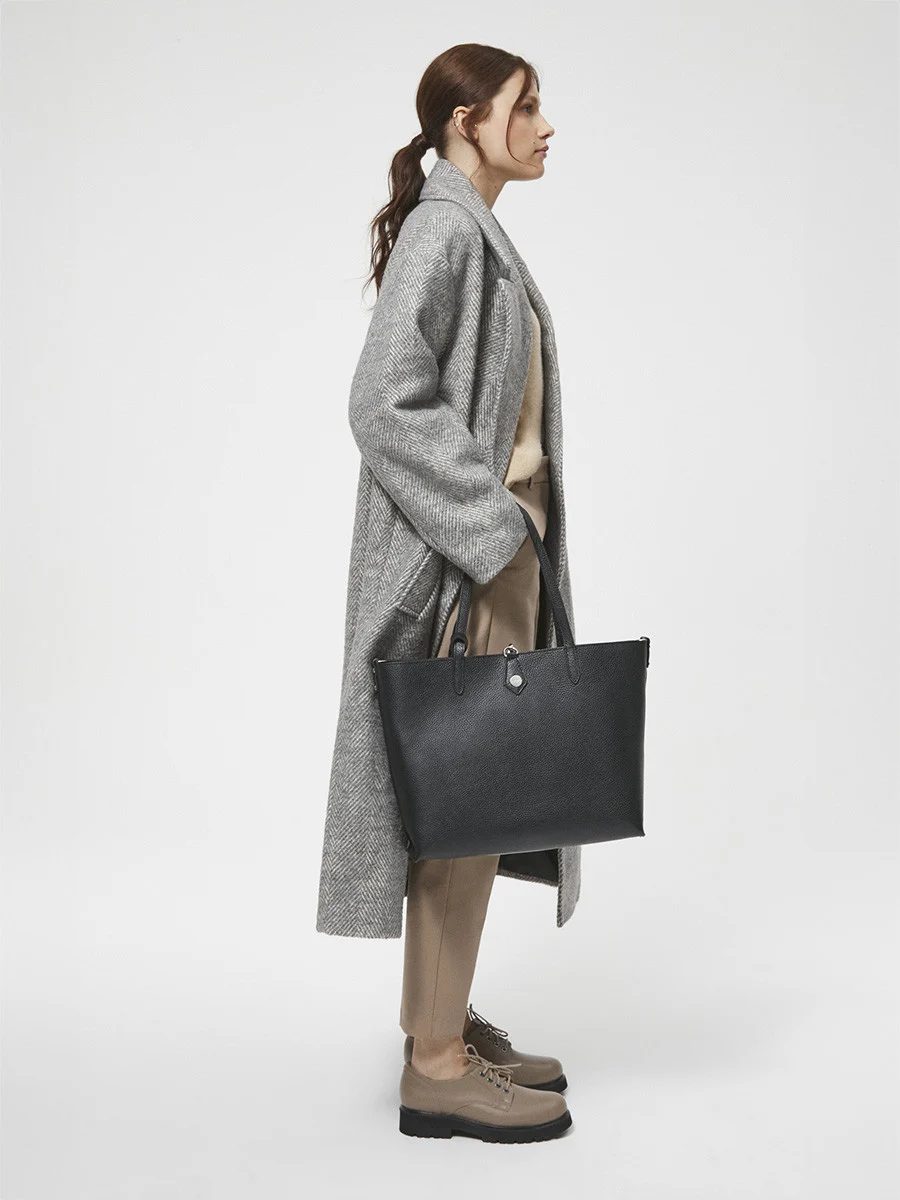 Beżowy półbuty na czarnym spodzie