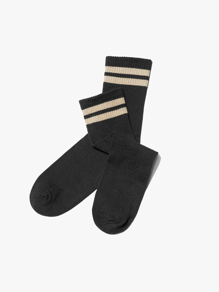 Czarne skarpety z paskami