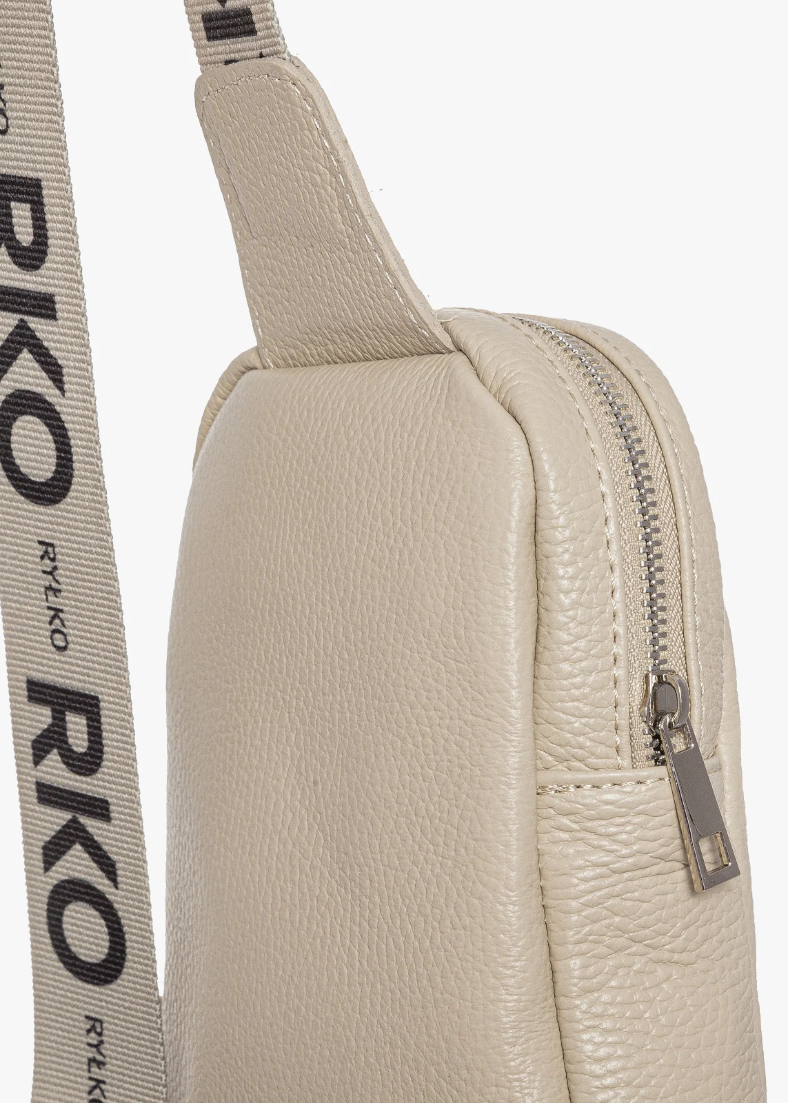 Beżowa torebka typu nerka z ozdobnym paskiem z taśmy