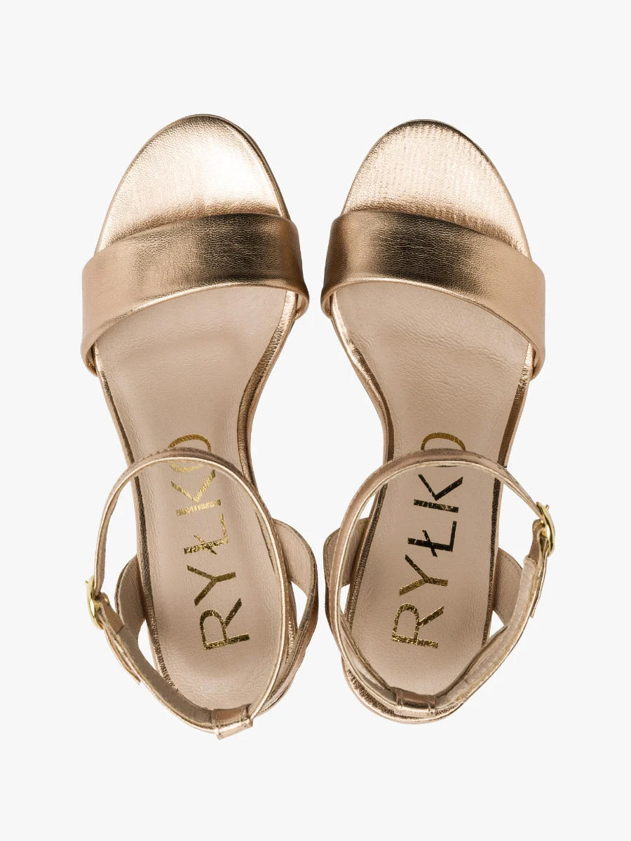 Platynowe sandały na słupku