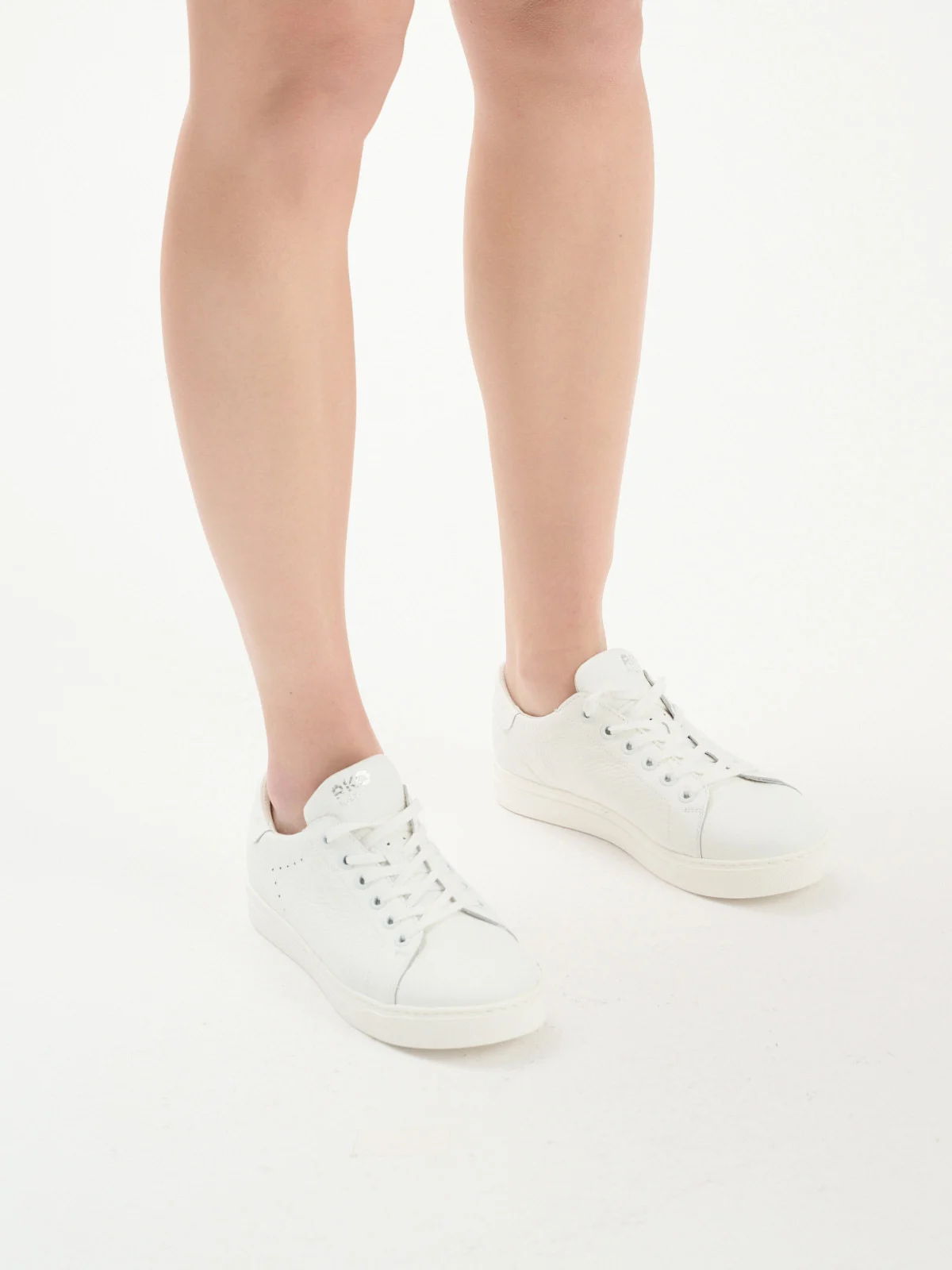 Białe półbuty sportowe na lekkim spodzie