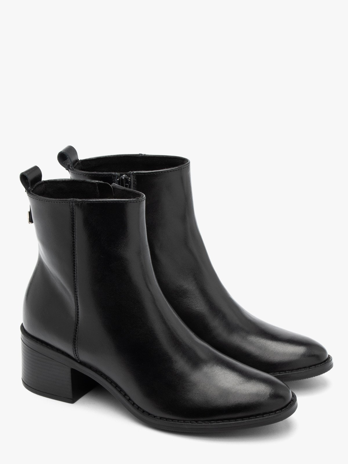 Czarne botki damskie z cholewką o prostym kroju