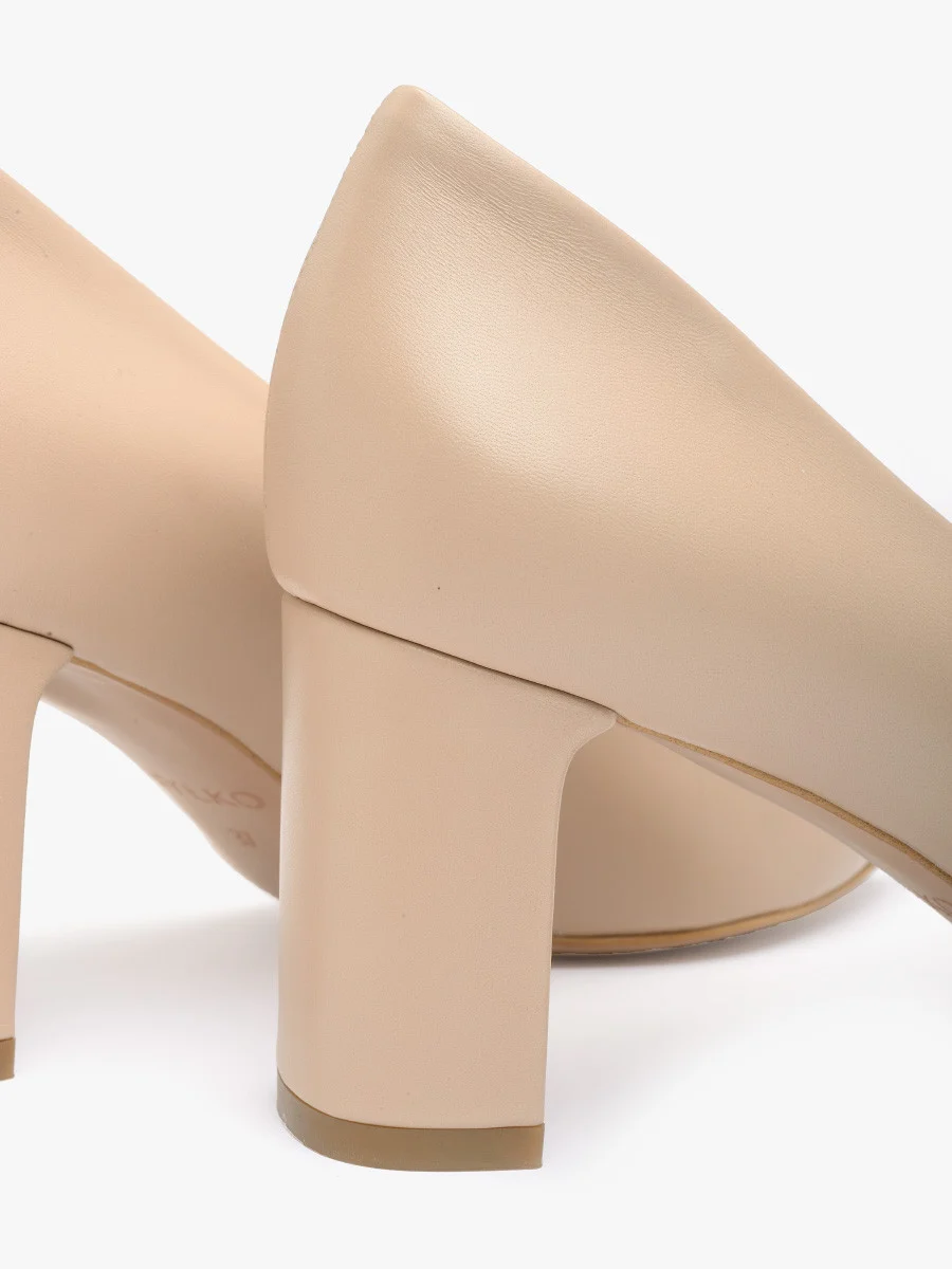 BEŻOWE CZÓŁENKA NA SŁUPKU