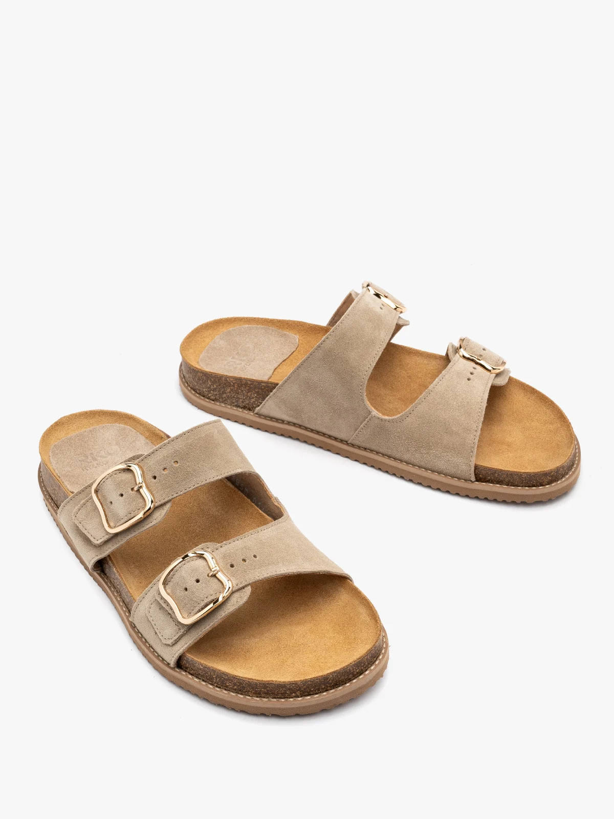 Welurowe klapki damskie w piaskowym kolorze