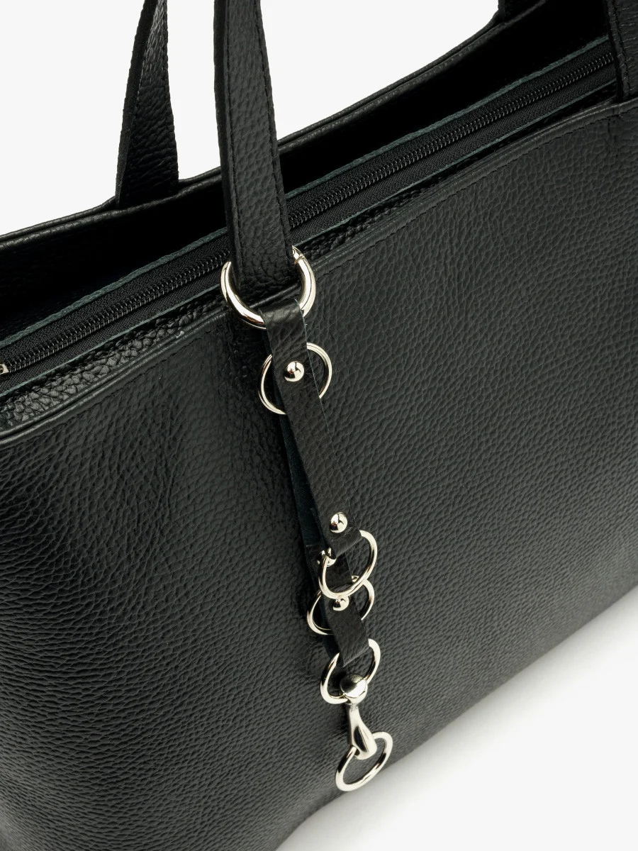 Czarna torebka z ozdobnym brelokiem