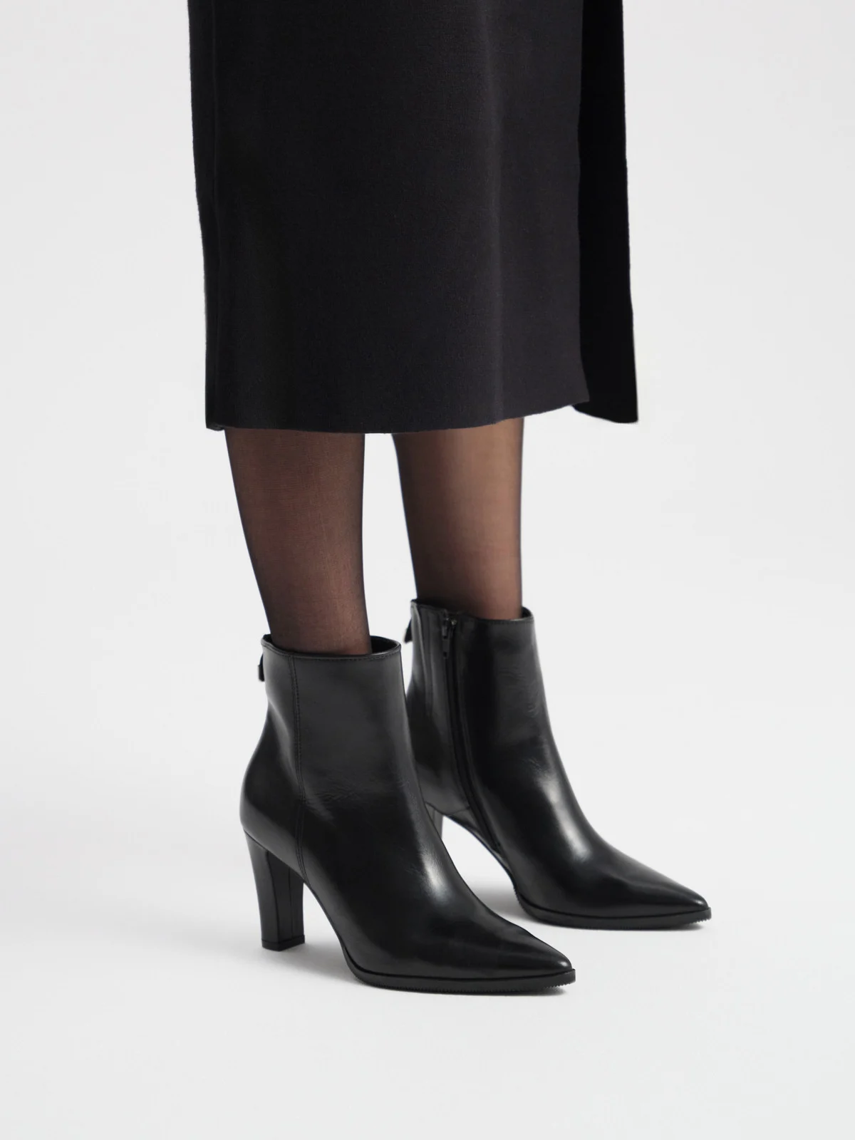 Czarne botki ze skóry licowej na grubej szpilce