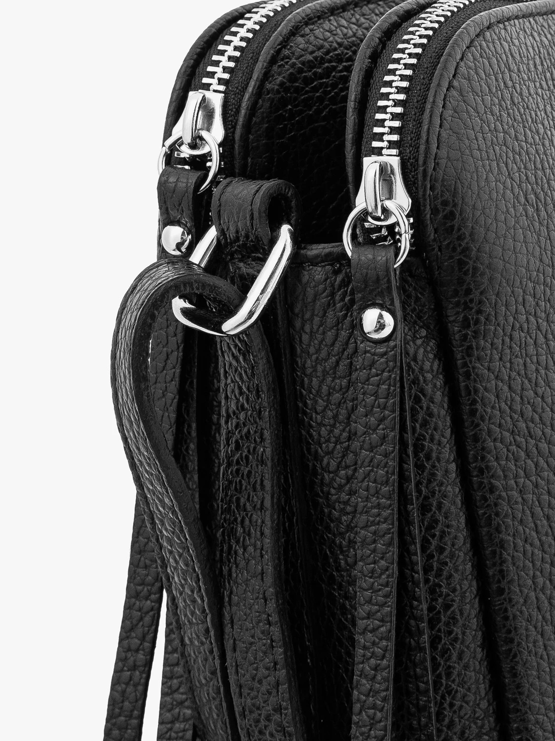 Czarna torebka z regulowanym paskiem