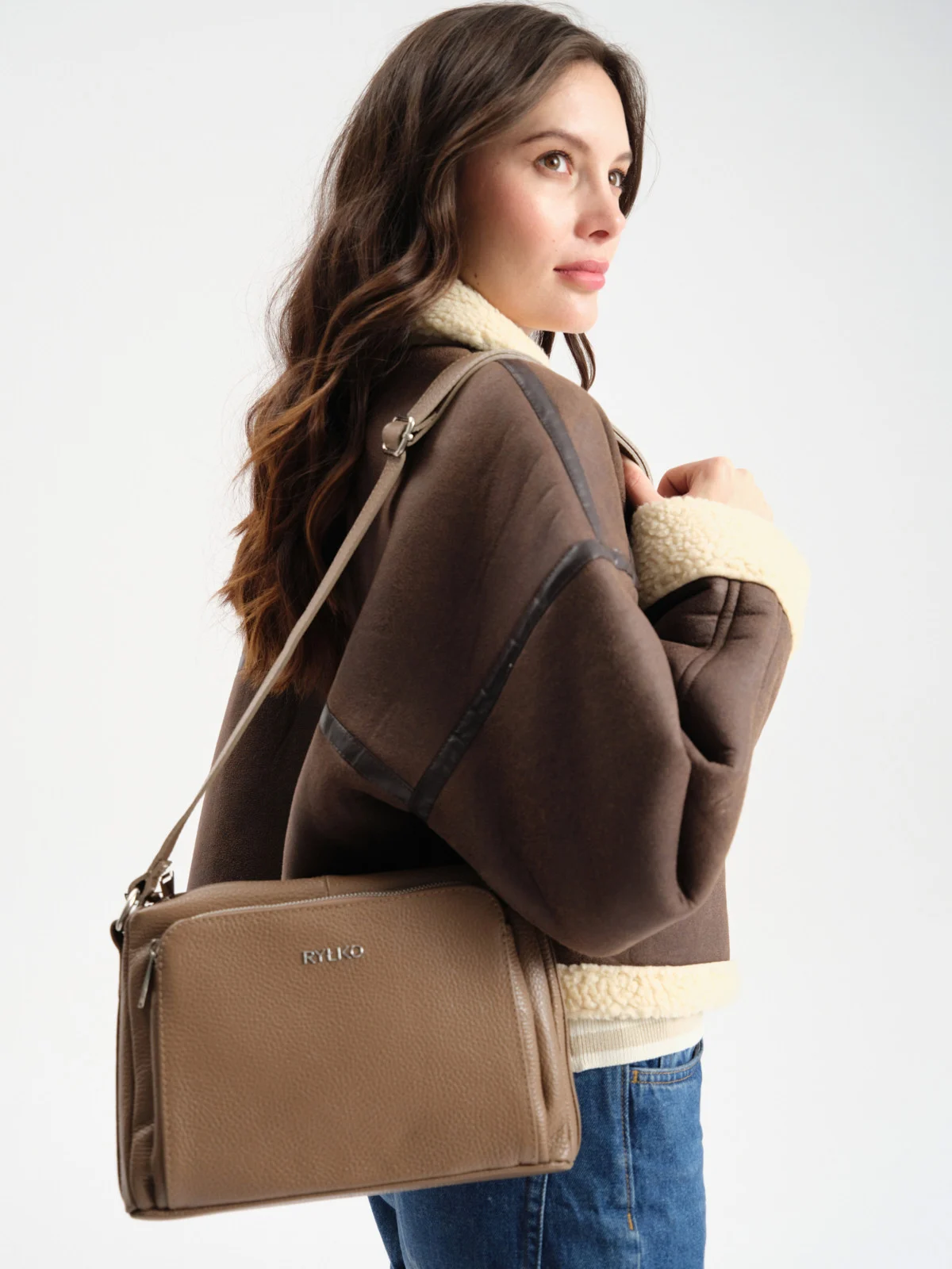 Beżowa torebka średniej wielkości