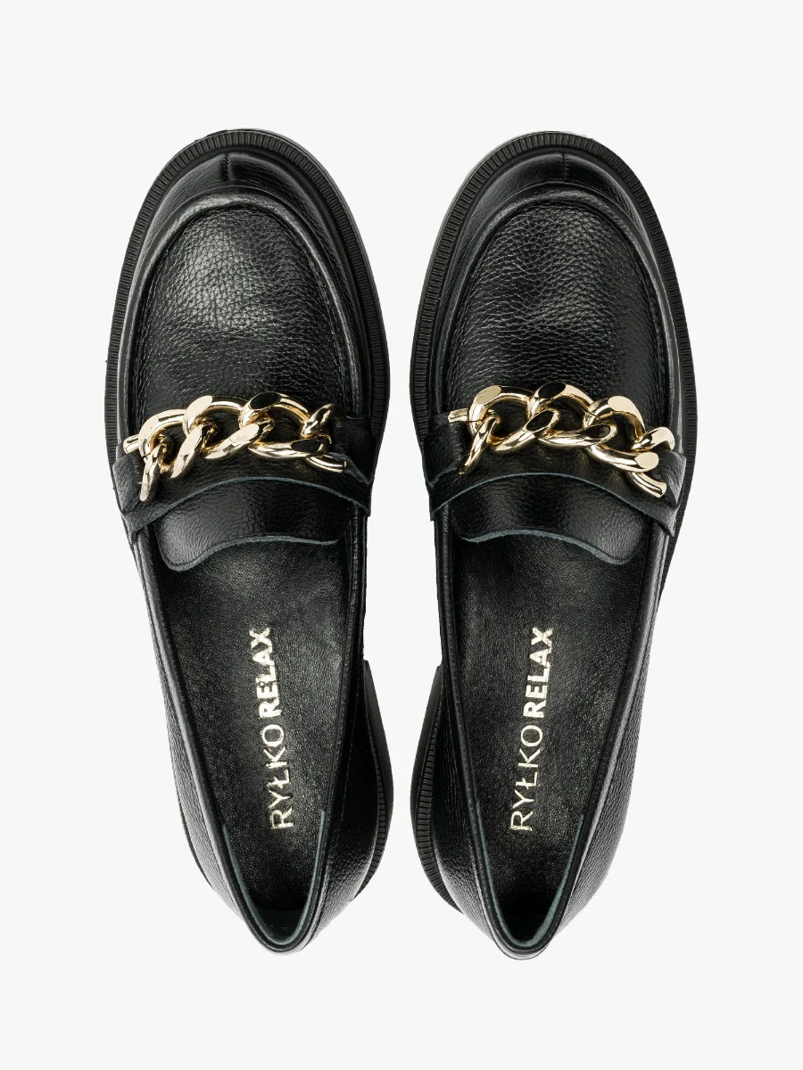 Czarne mokasyny ze złotym łańcuchem