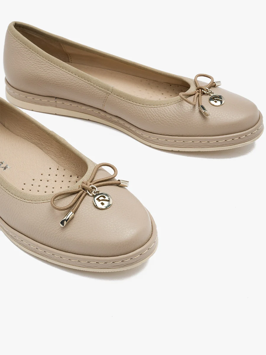 Beżowe baleriny z ozdobną kokardką