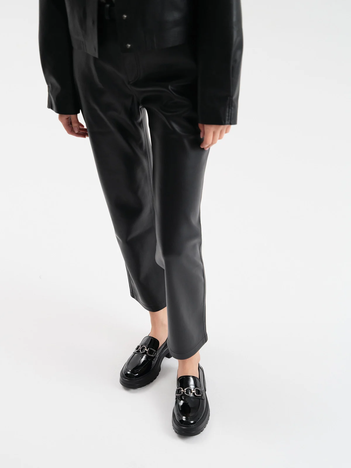 Czarne, lakierowane mokasyny z ozdobą