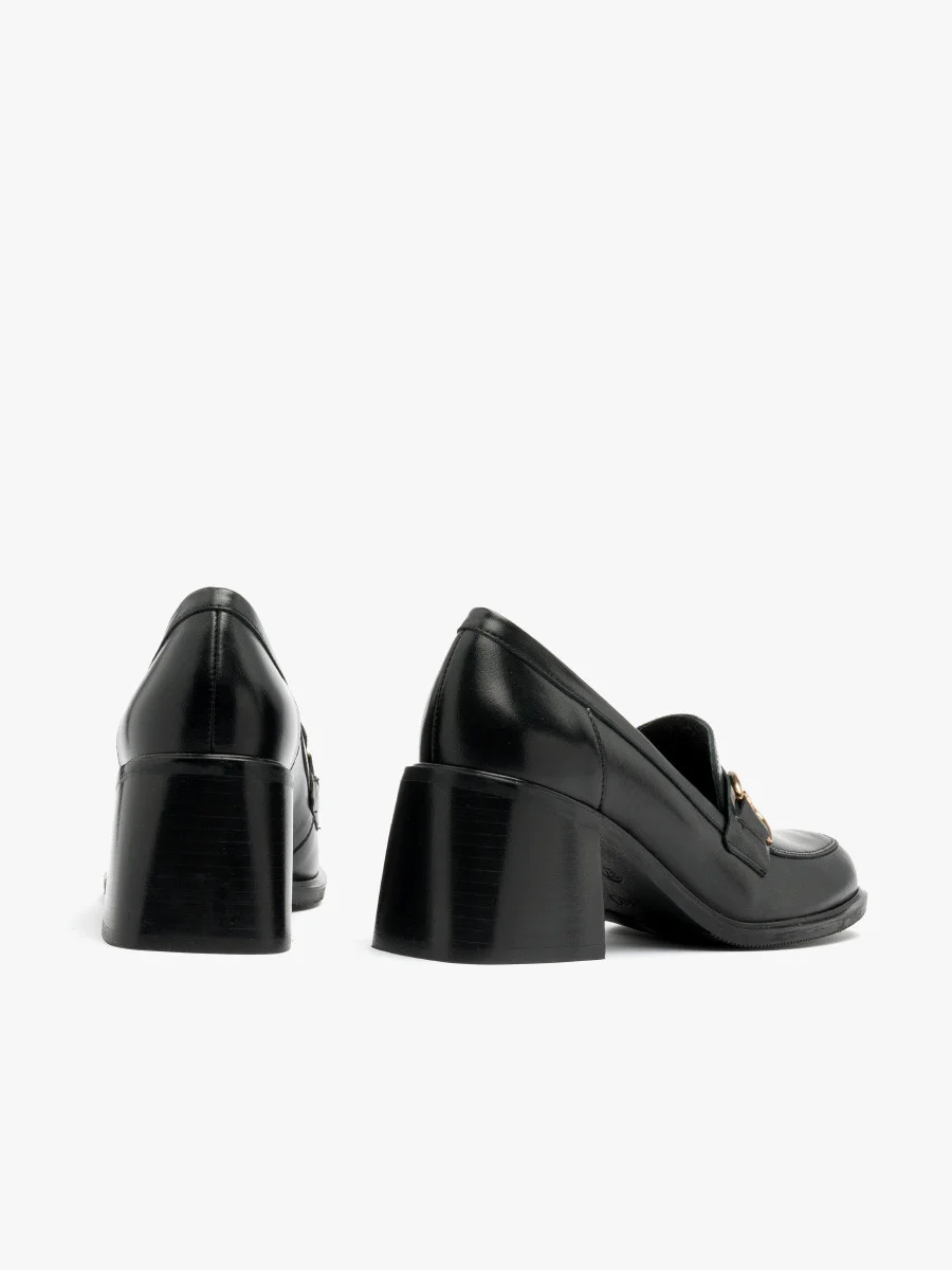 Czarne mokasyny na obcasie