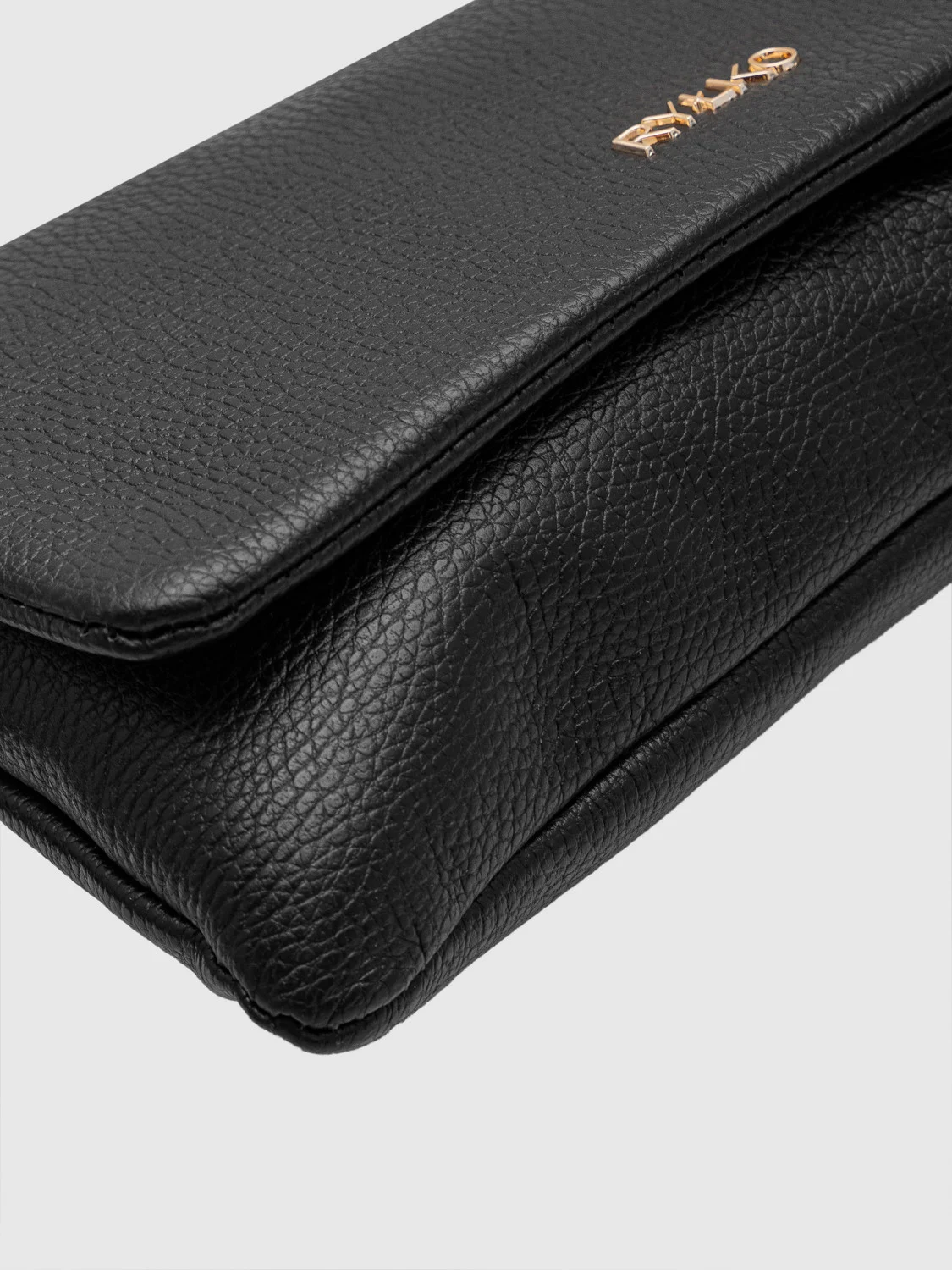 Mała, czarna torebka z poręczną rączką