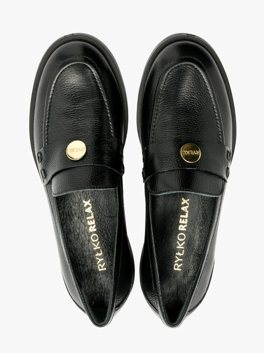 Czarne mokasyny ze złotą ozdobą