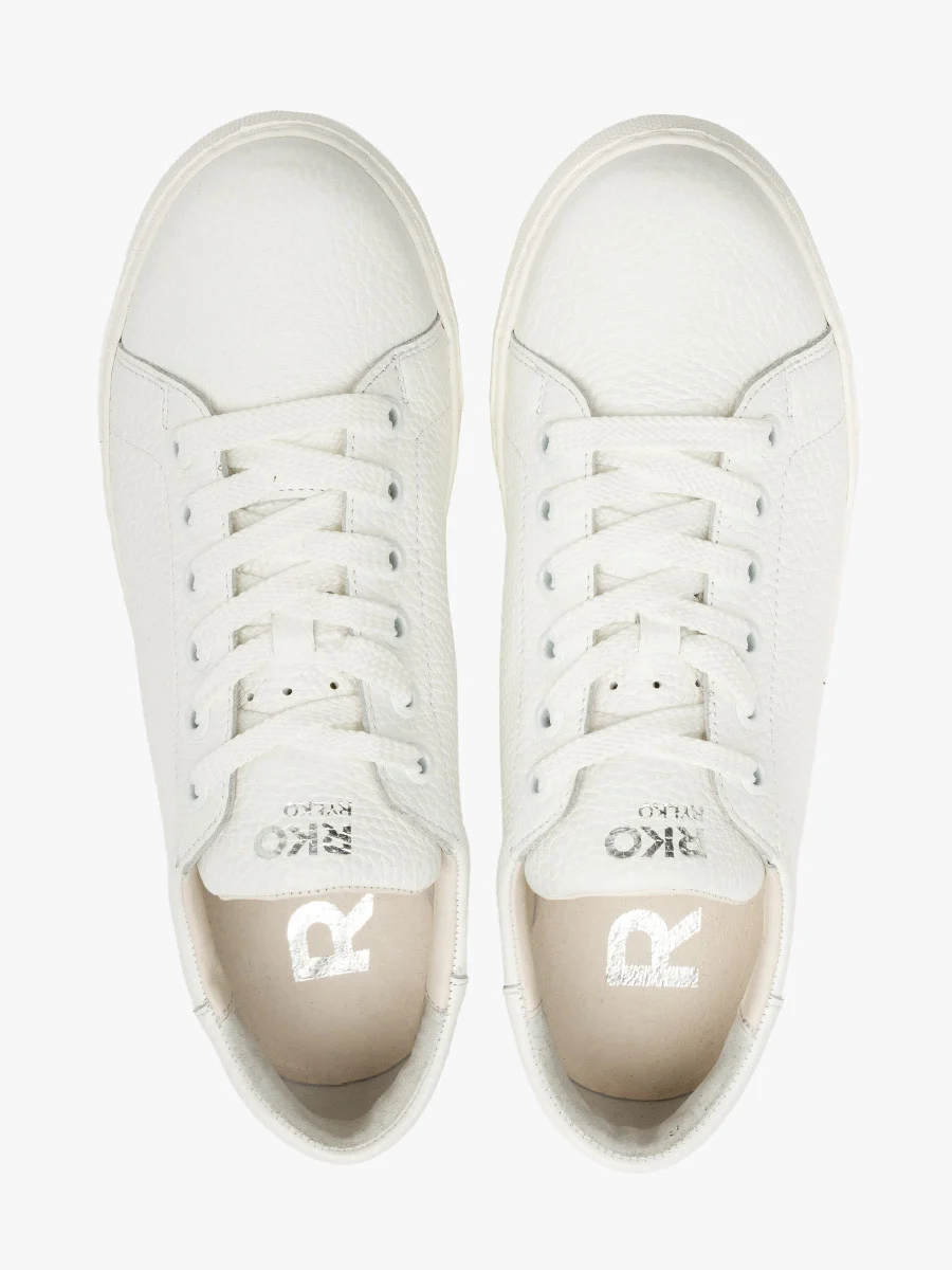 Białe półbuty sportowe na lekkim spodzie