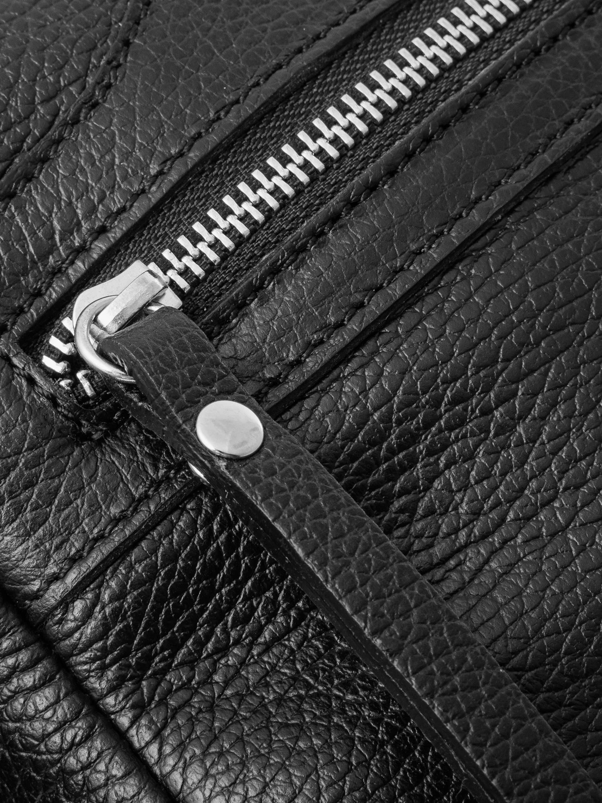 Czarna, kuferkowa torebka z rączką oraz paskiem na ramię z taśmy