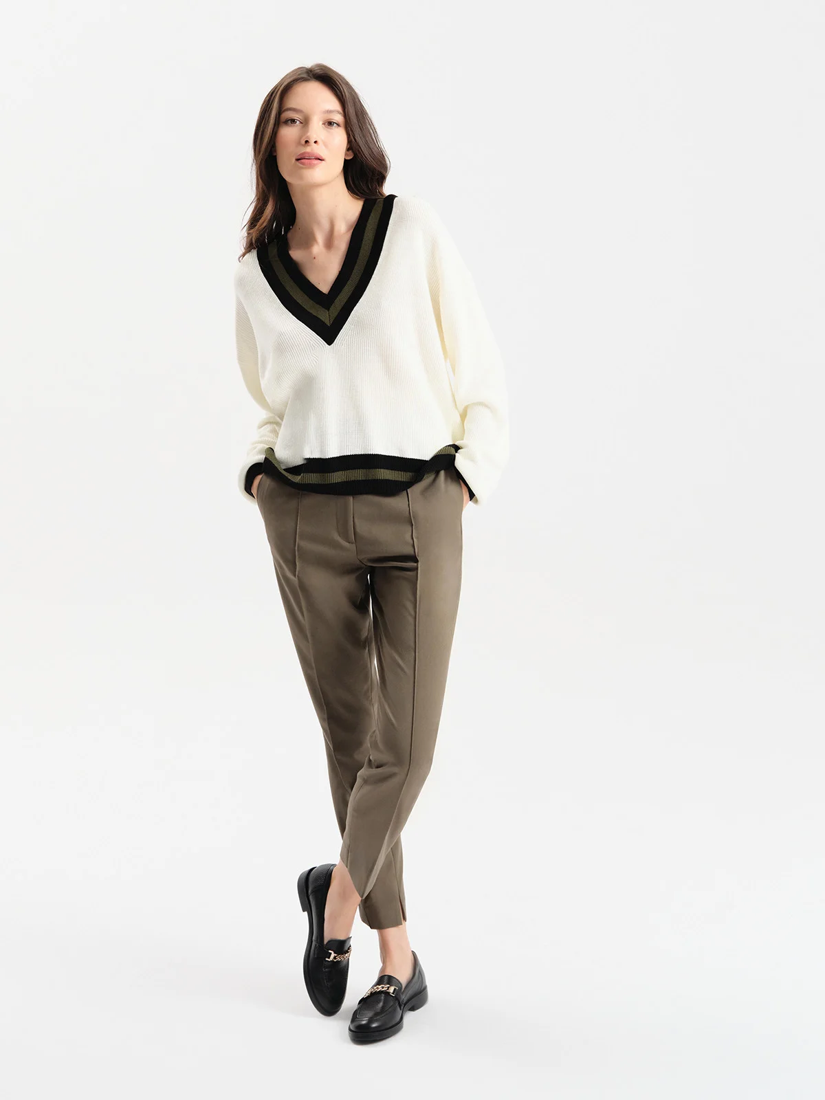 Mokasyny w czarnym kolorze ze złotym łańcuszkiem