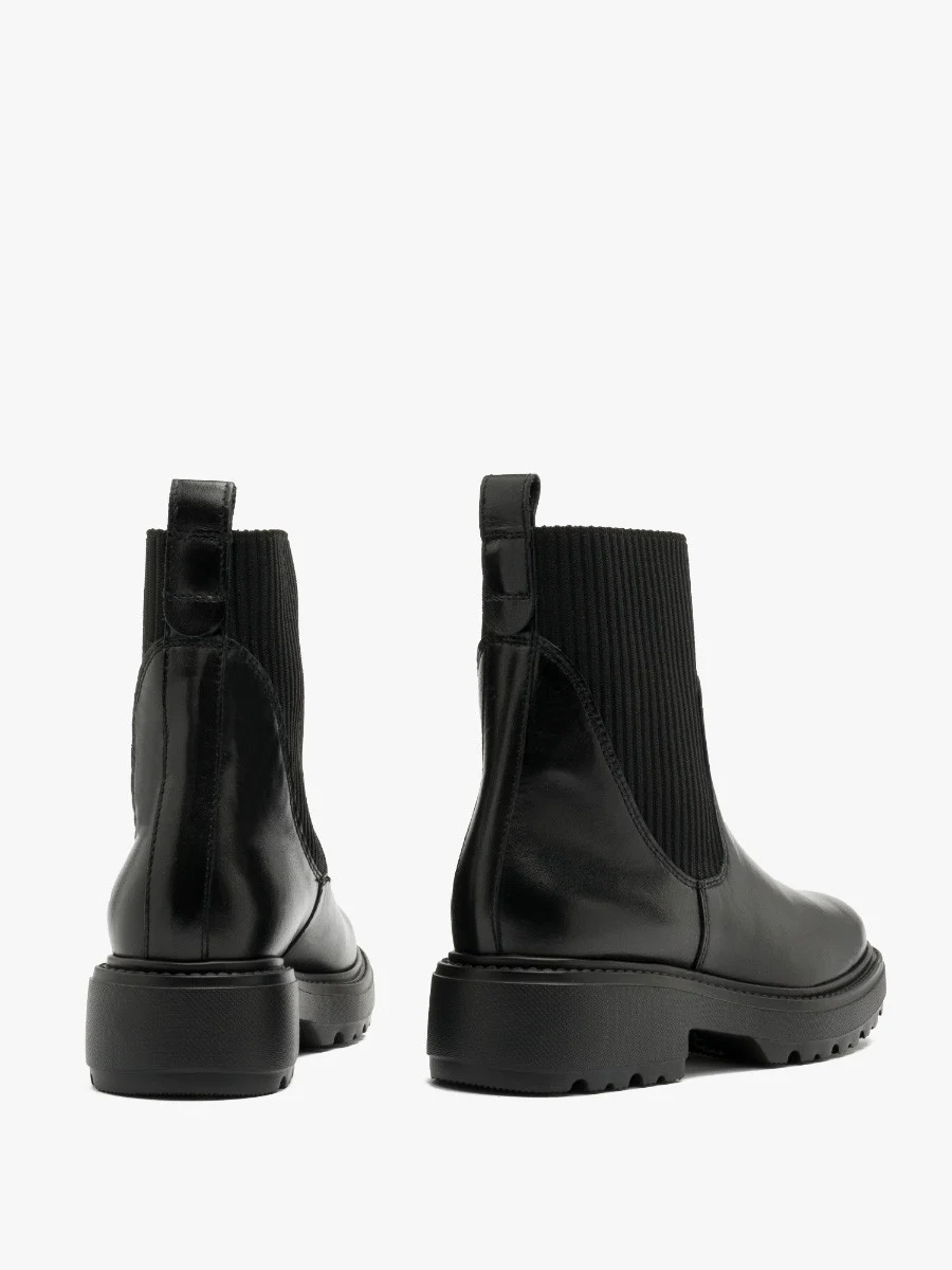 Czarne sztyblety na lekkiej podeszwie