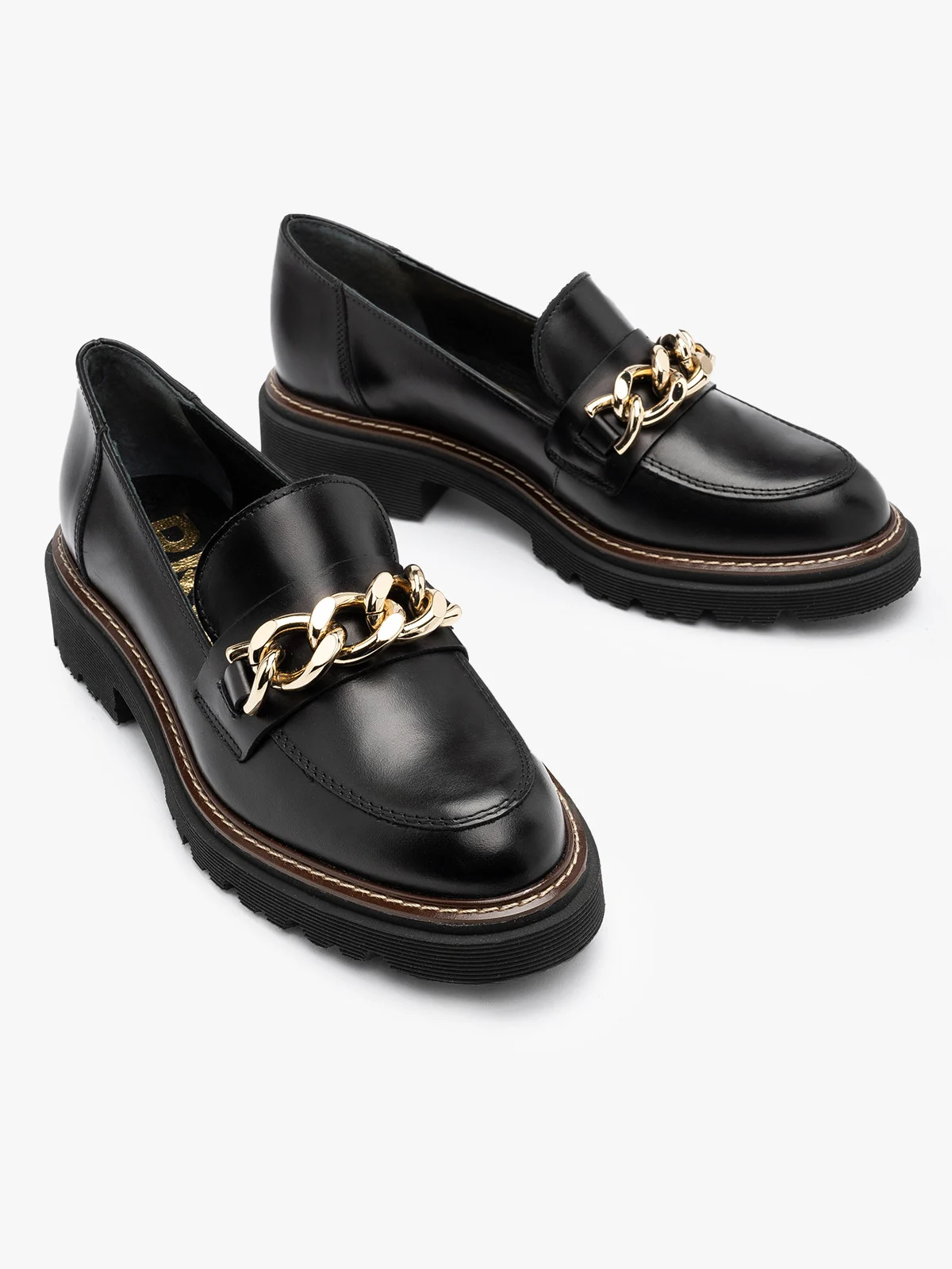 Czarne mokasyny damskie z masywną, złotą ozdobą
