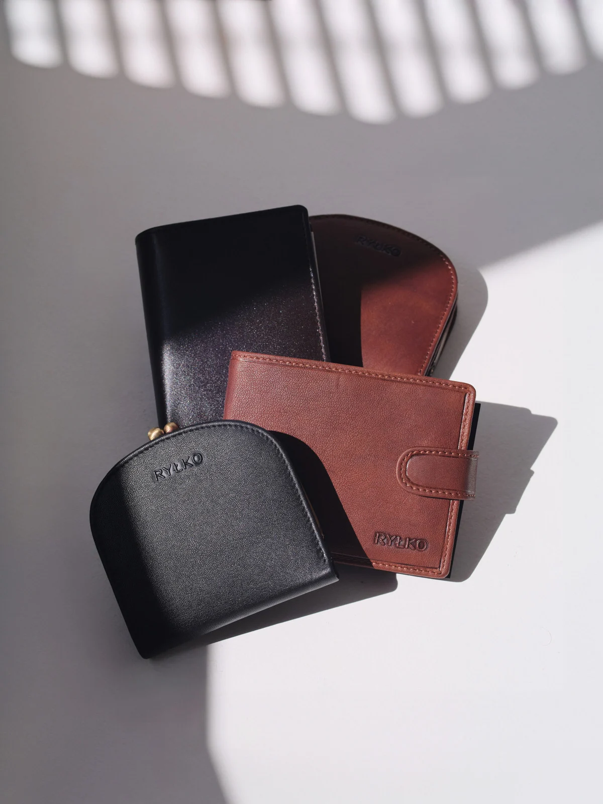 Czarny portfel damski zapinany na bigiel