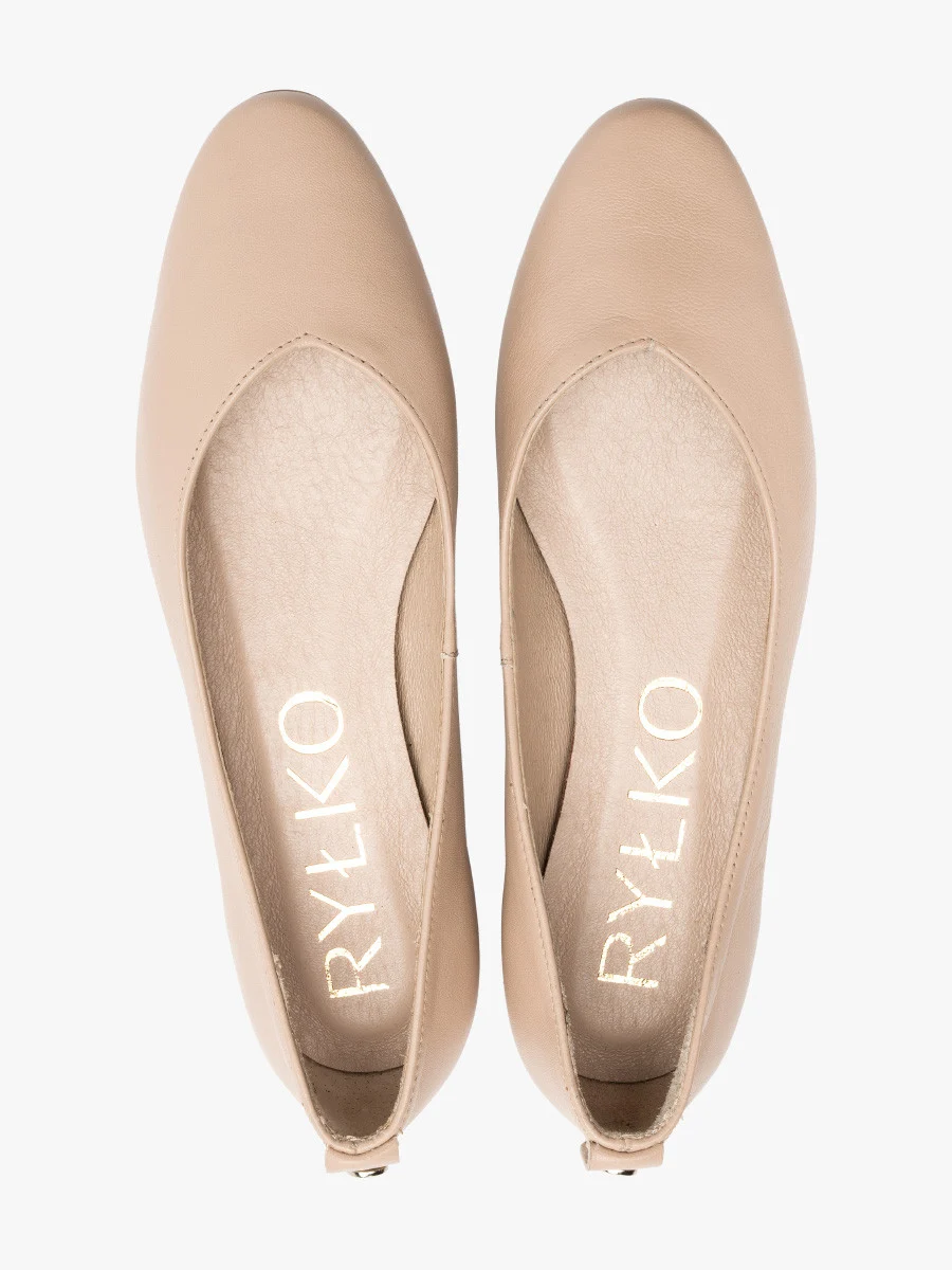 Beżowe baleriny z ozdobną cholewką