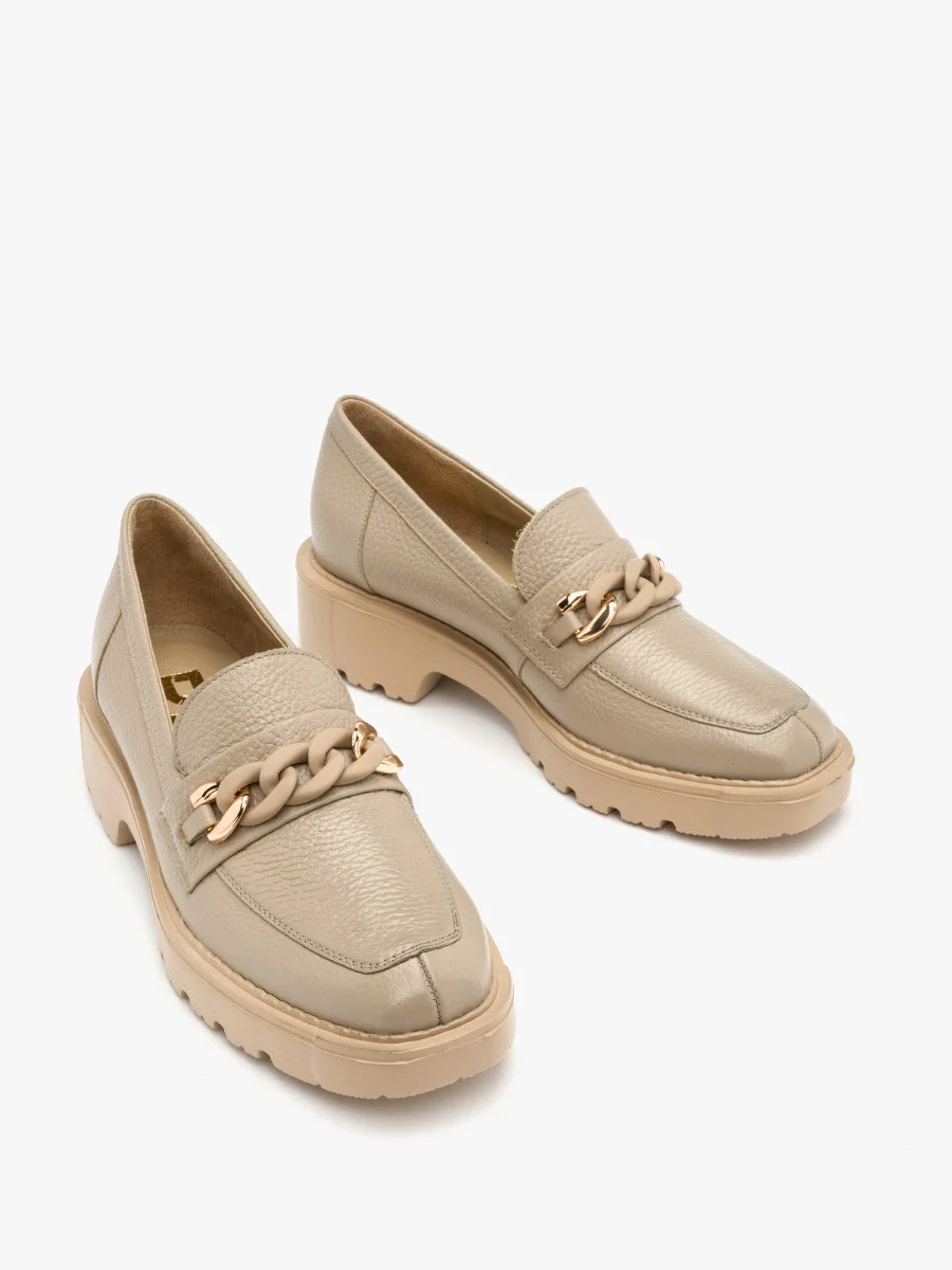 Beżowe mokasyny ze złoto-beżową ozdobą