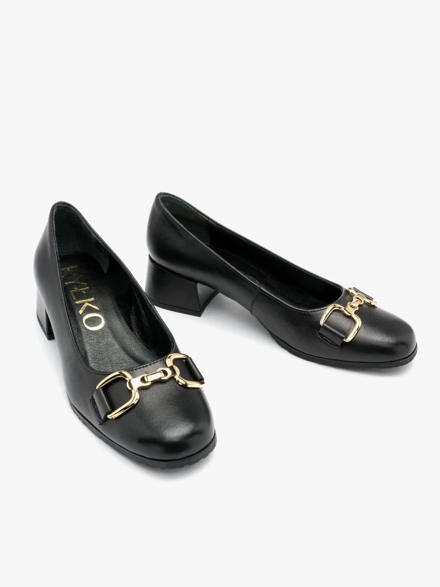 Czarne czółenka ze złotą klamrą