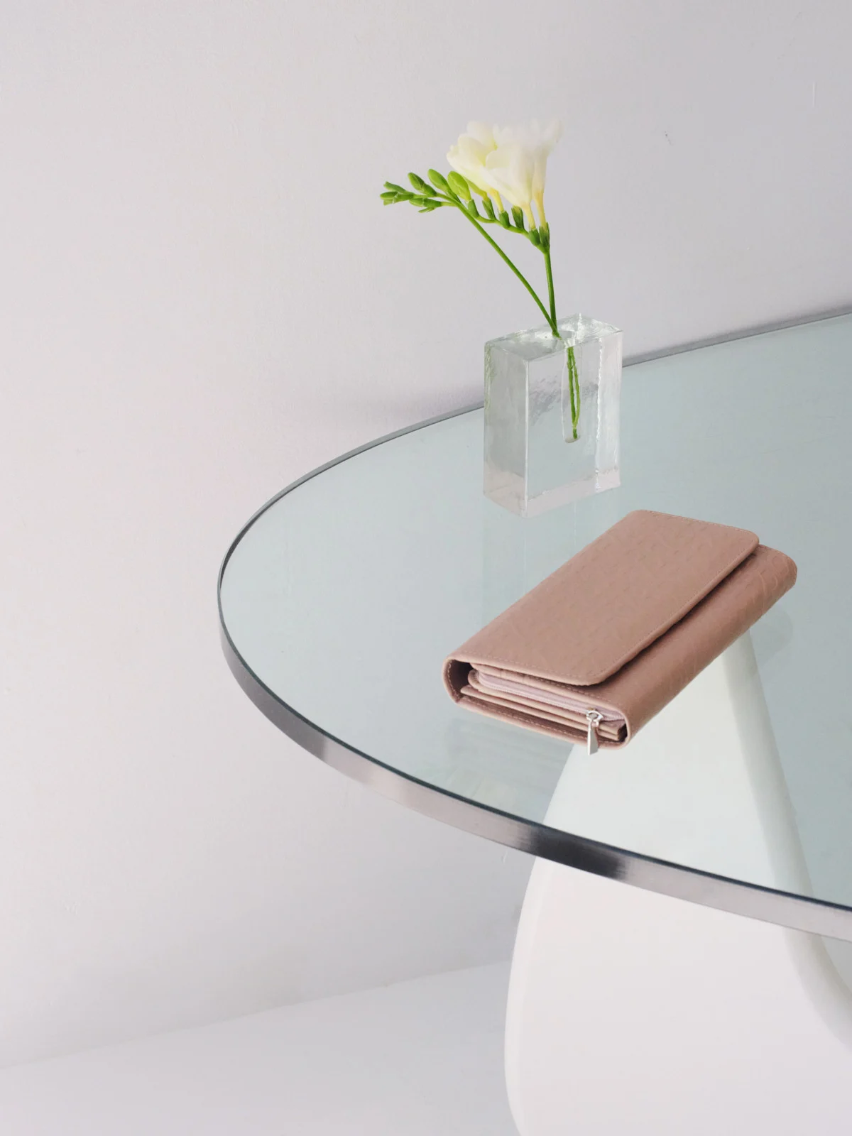 Wytłaczany beżowy portfel damski