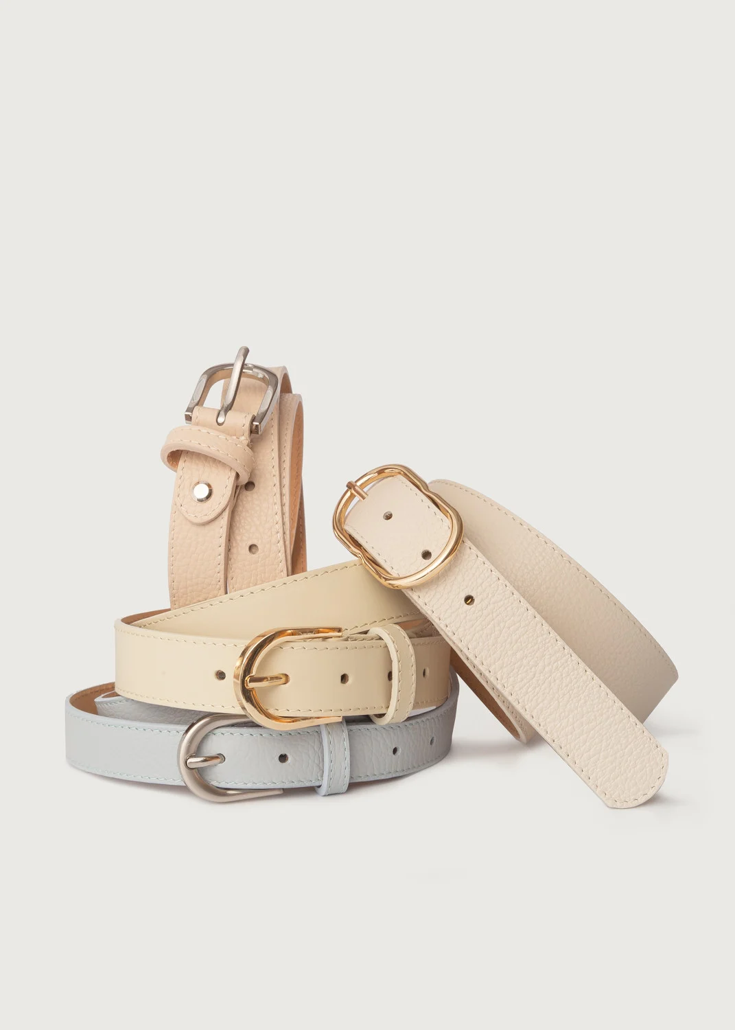 Kremowy pasek damski ze złotą klamrą