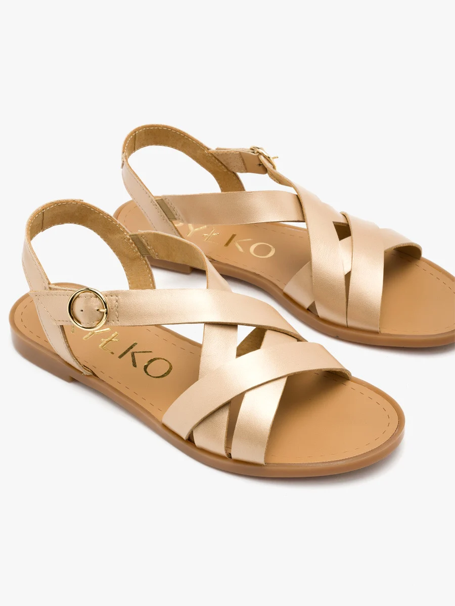 Złote sandały na płaskiej podeszwie