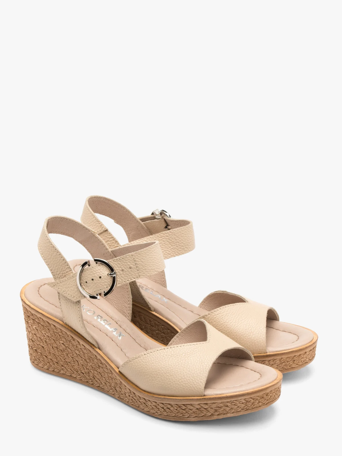 Beżowe sandały na koturnie