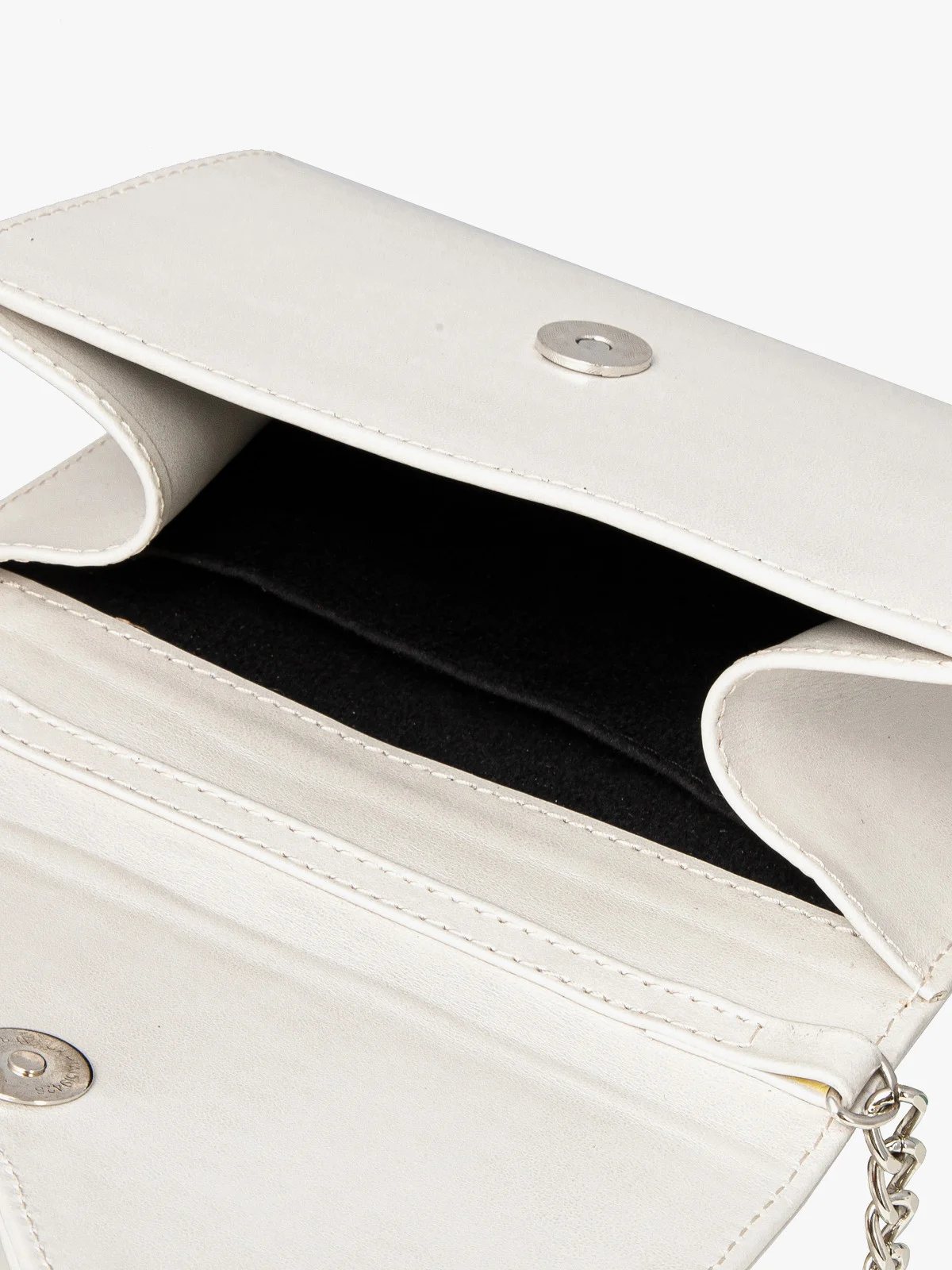 Perłowa torebka z ozdobną klapą