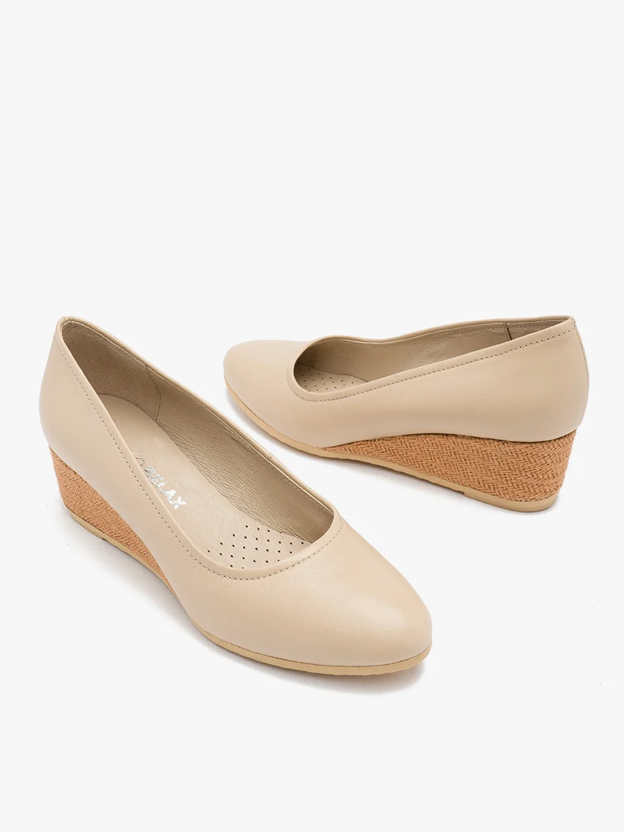 Beżowe czółenka na klinie