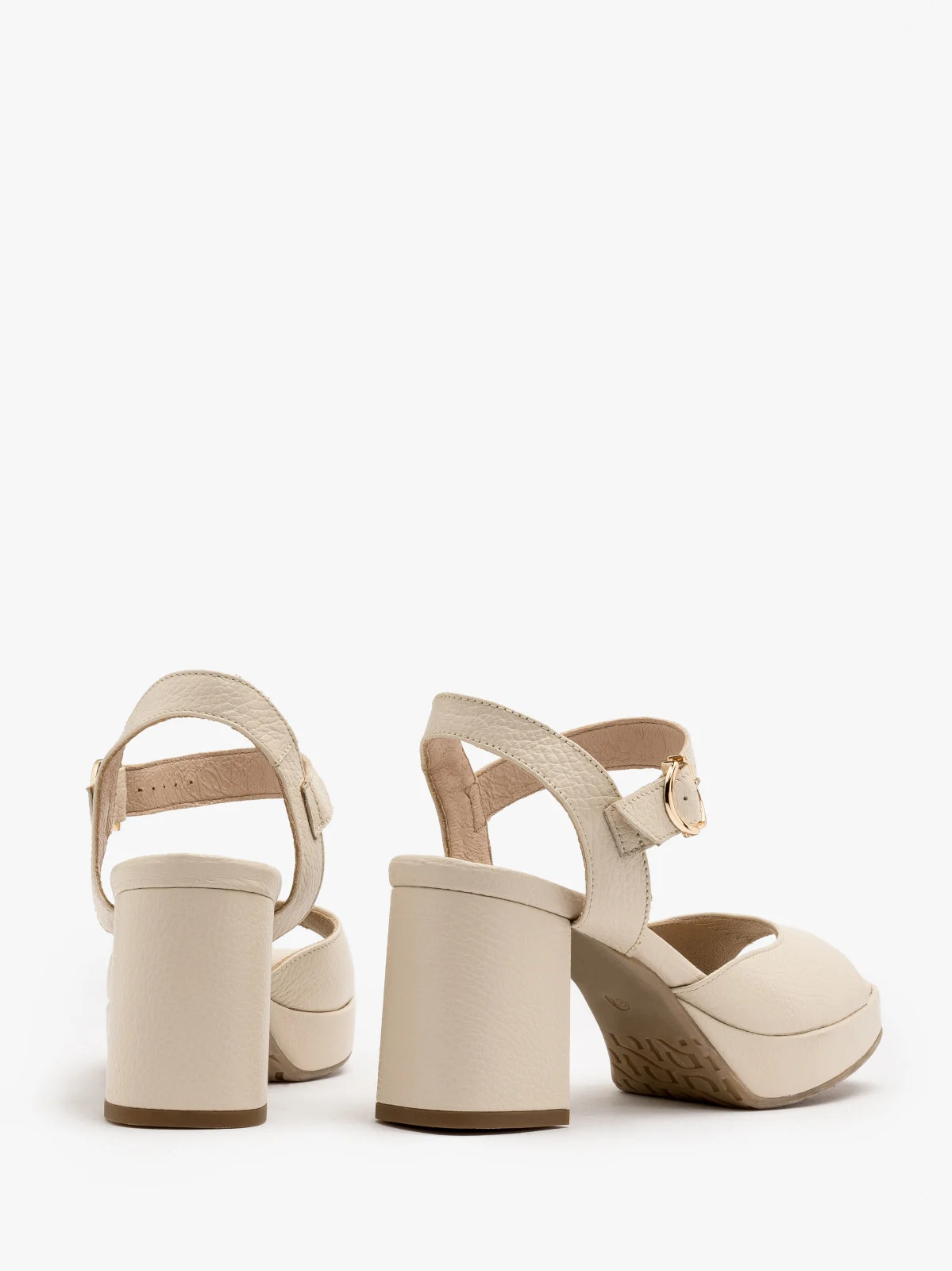 Kremowe sandały na obcasie i balu