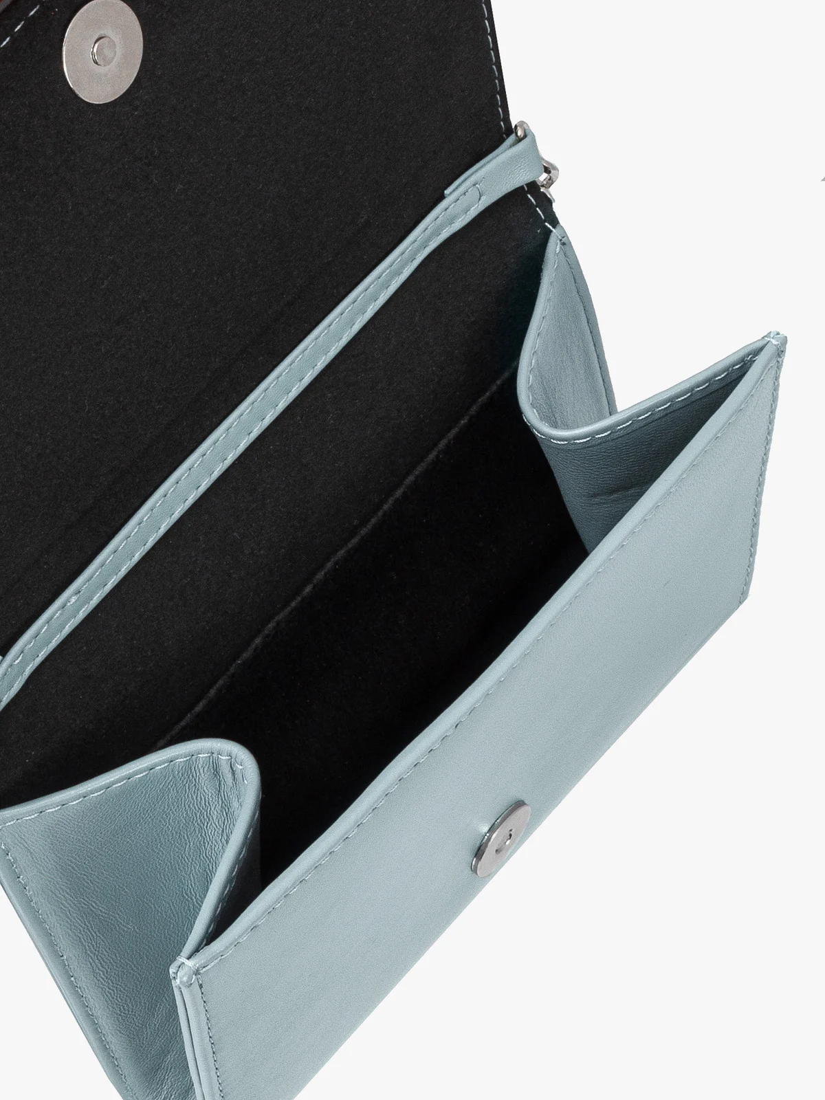 Mała niebieska torebka na łańcuszku