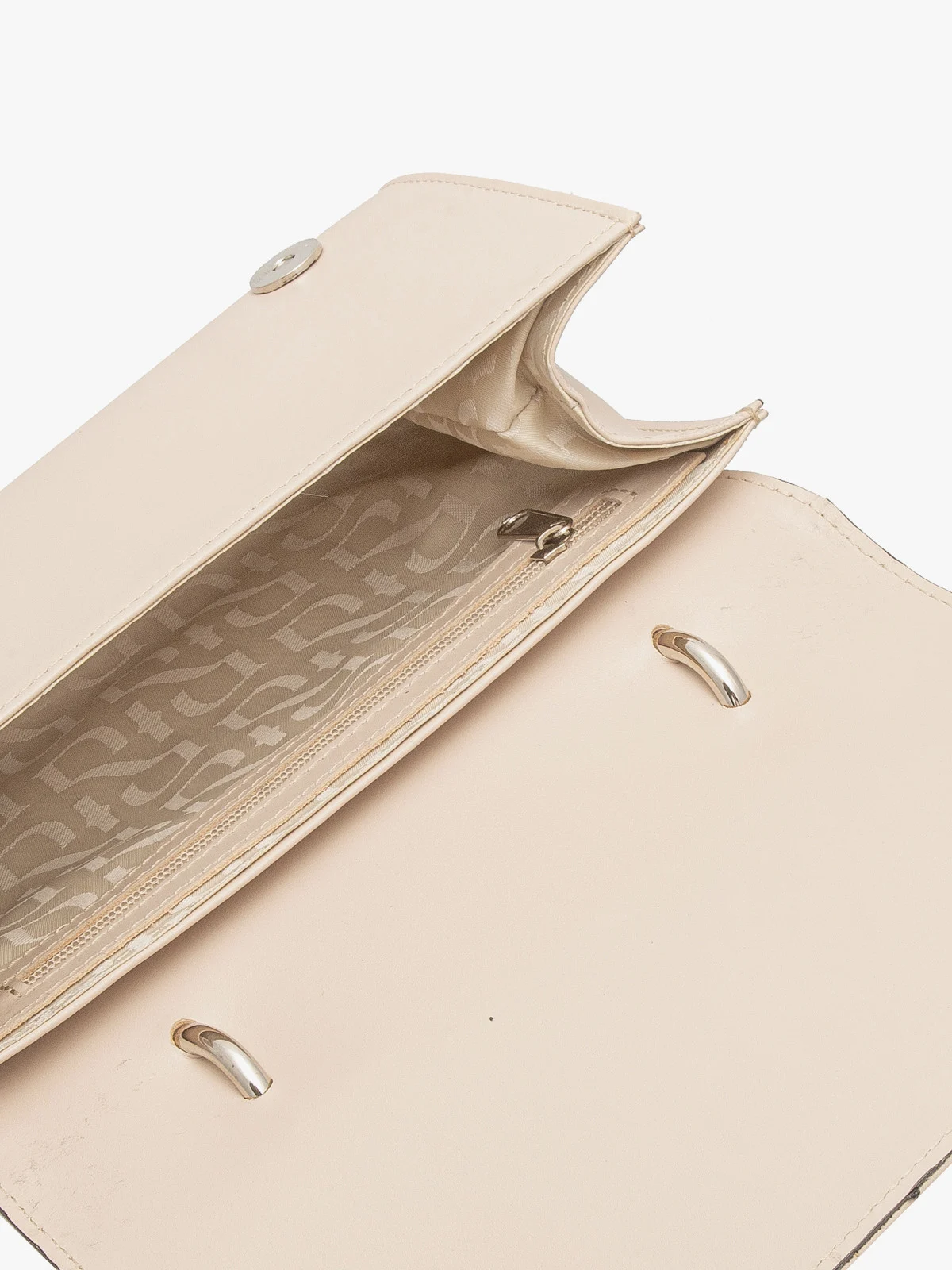 Beżowa torebka typu kopertówka na srebrnym łańcuszku