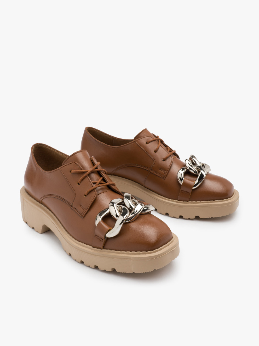 Brązowe półbuty z masywnym łańcuchem