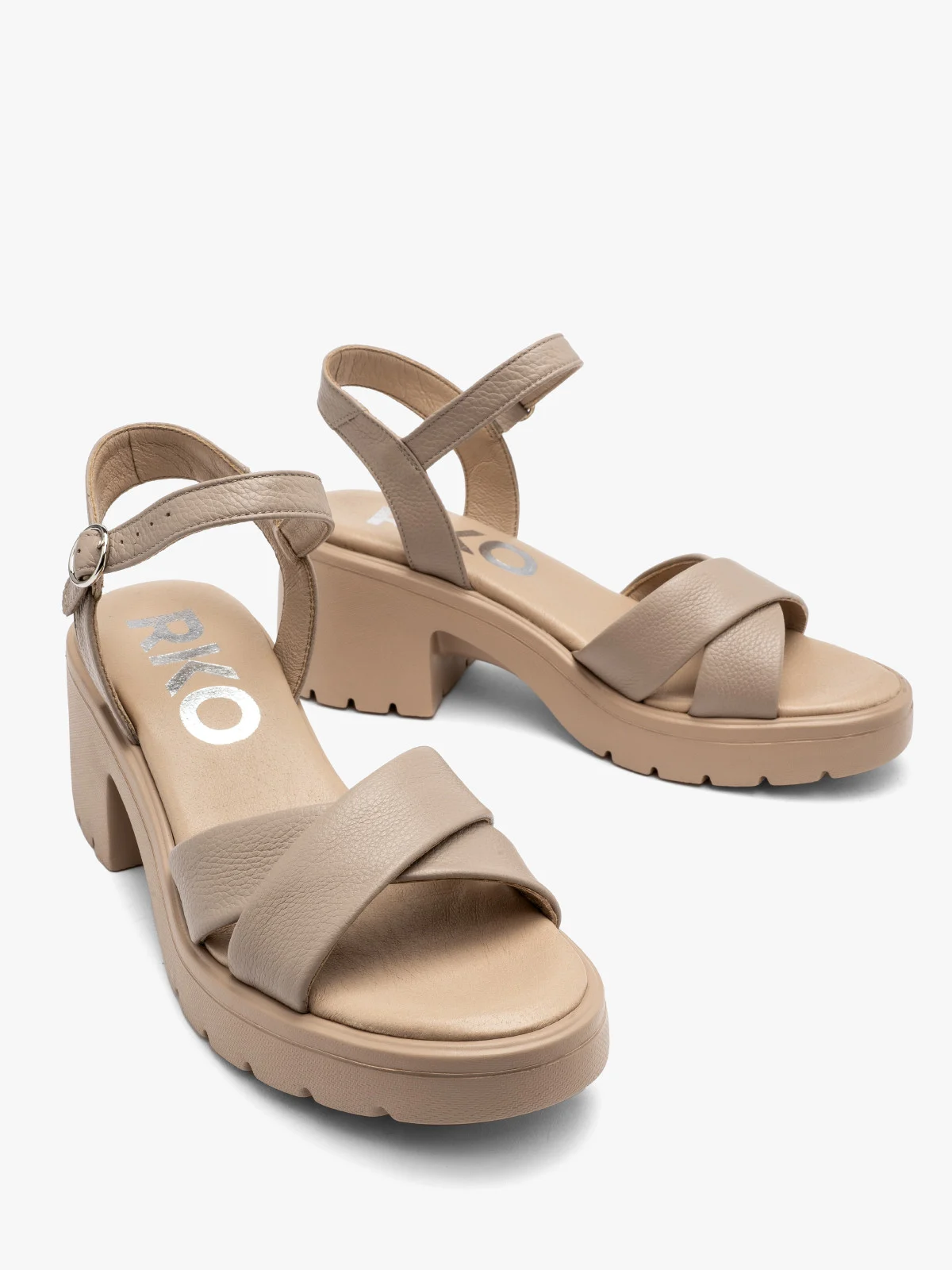 Beżowe sandały na masywnym spodzie