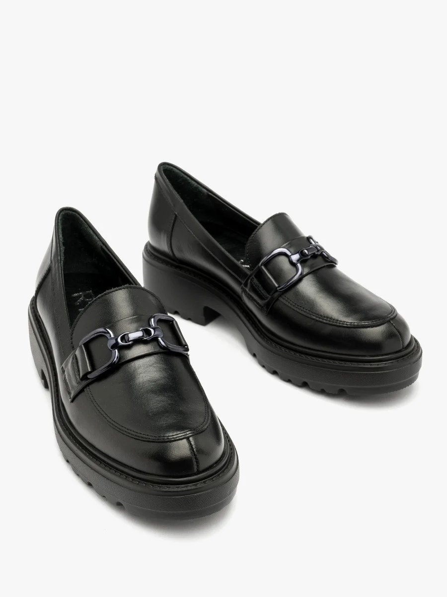 Czarne mokasyny na lekkim spodzie