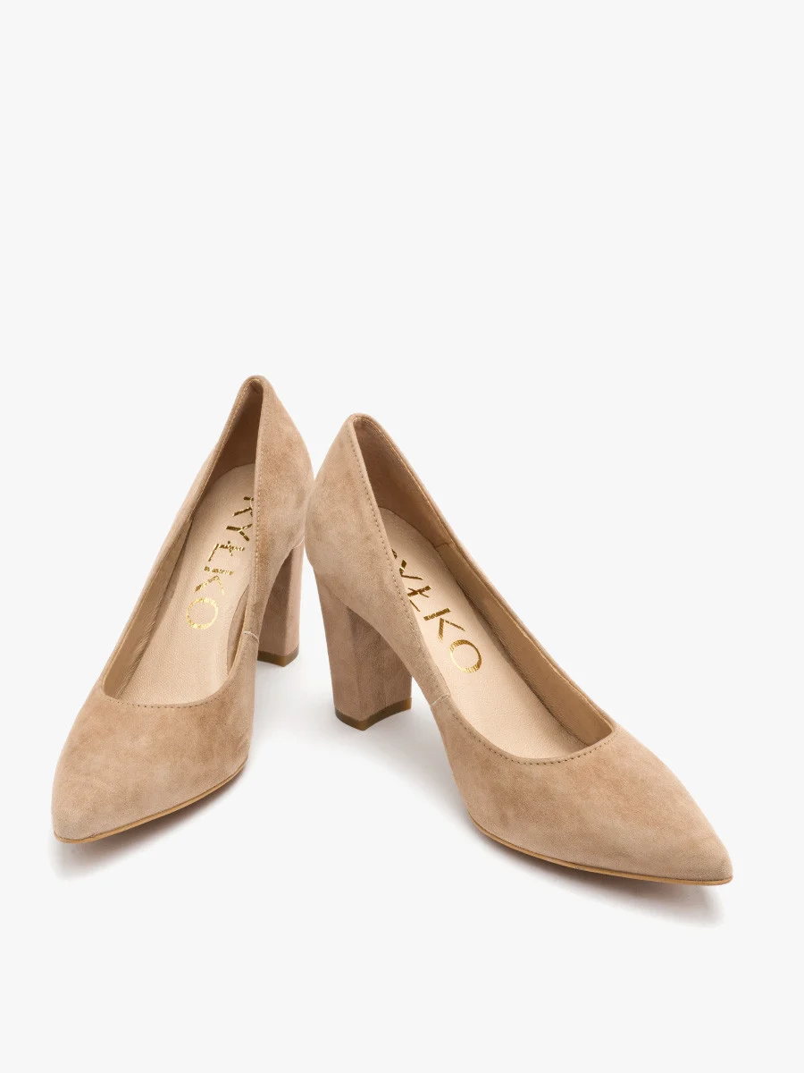 Beżowe czółenka na słupku