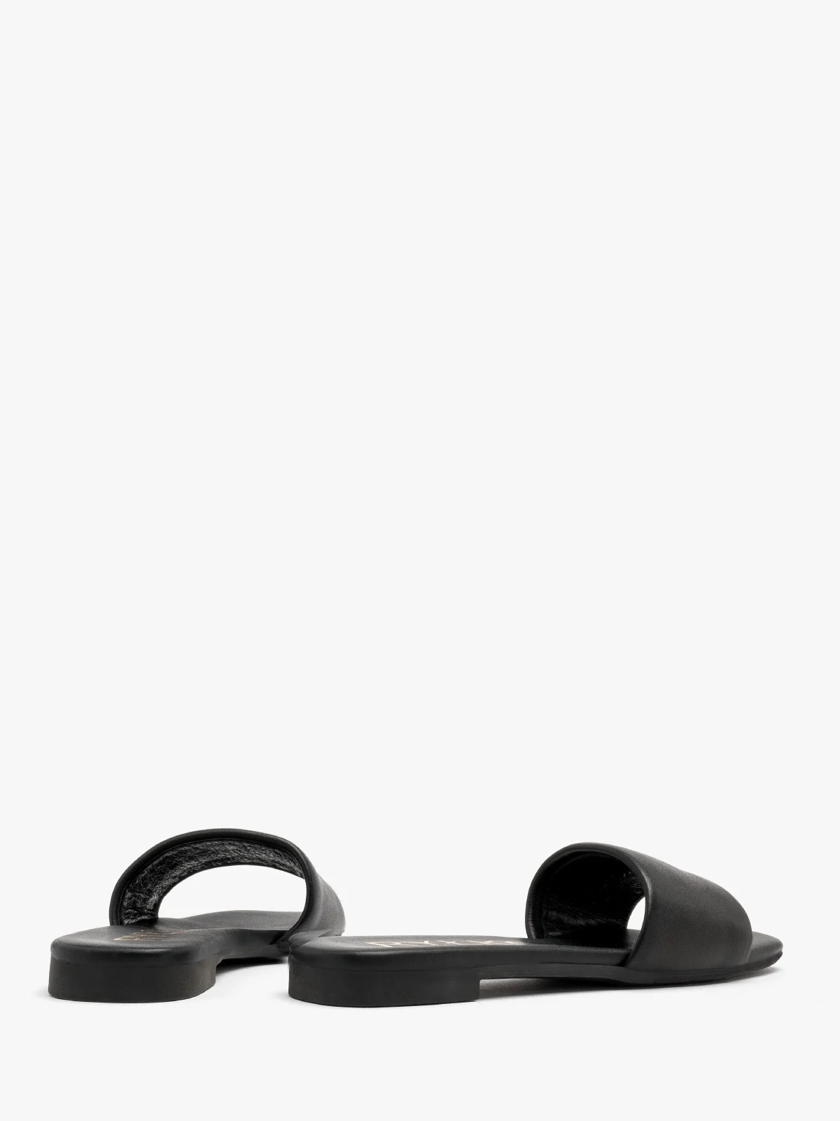 Czarne klapki damskie na płaskiej podeszwie