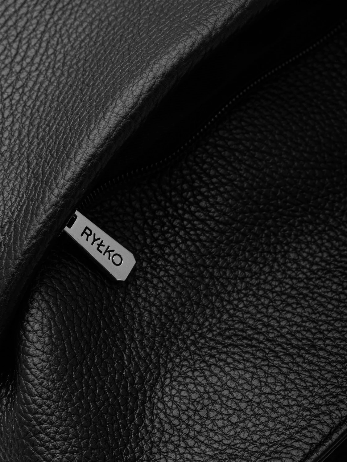 Czarna torebka średniej wielkości