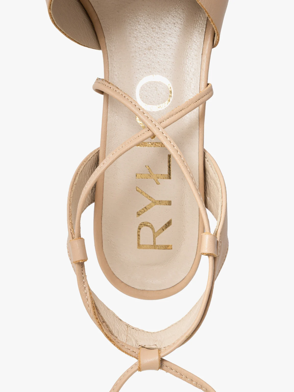 Beżowe sandały na słupku z wiązaniem wokół kostki