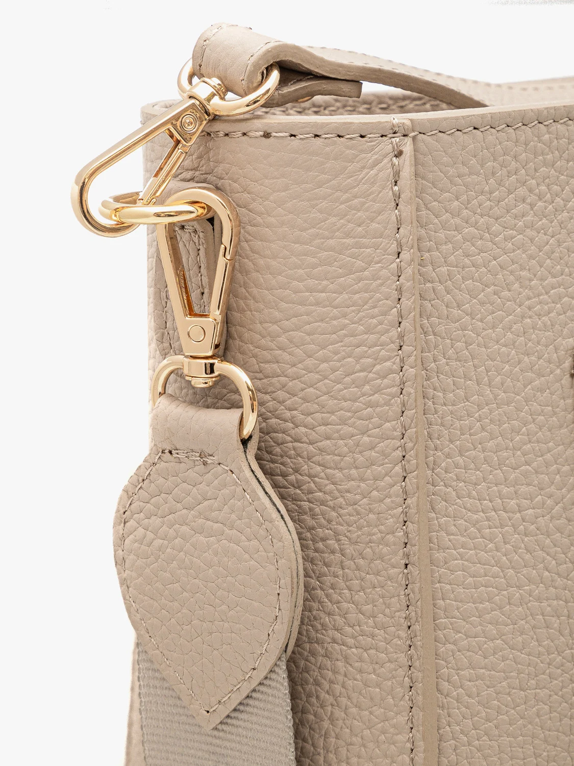 Beżowa torebka średniej wielkości