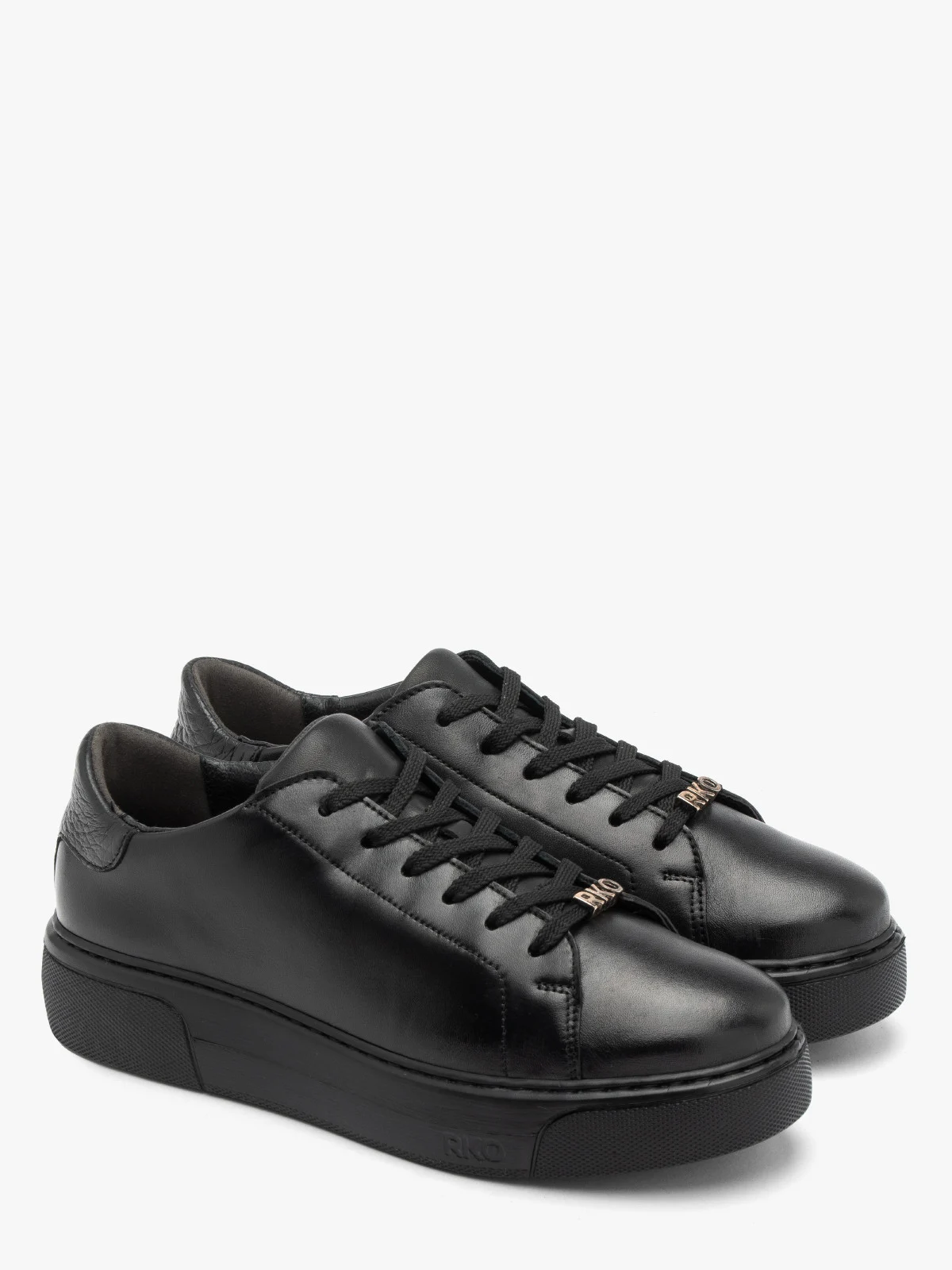 Czarne półbuty damskie w sportowym stylu na grubej podeszwie