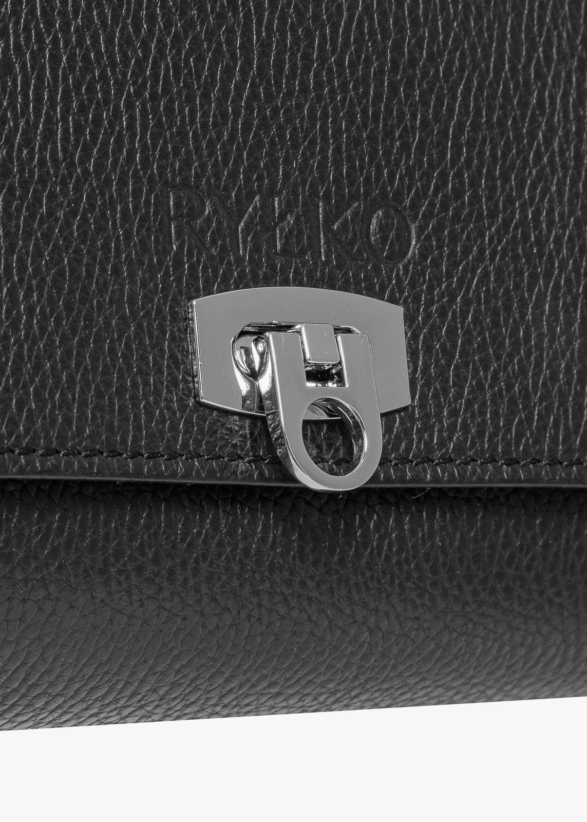 Elegancka, czarna torebka z łańcuszkiem oraz wygodną rączką