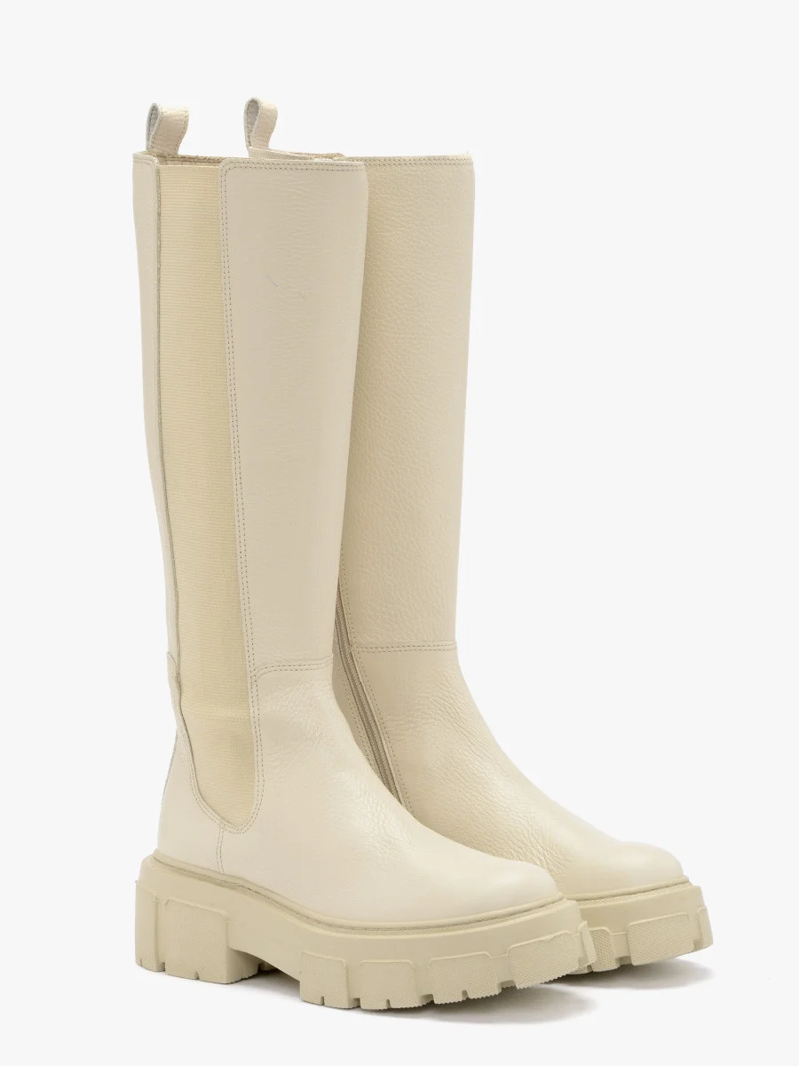 Kremowe kozaki w stylu wysokich sztybletów