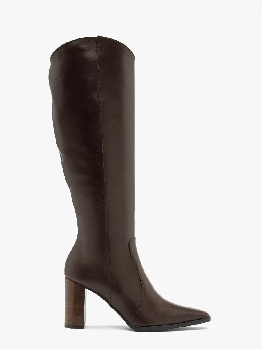 Ciemnobrązowe kozaki z ozdobną cholewką