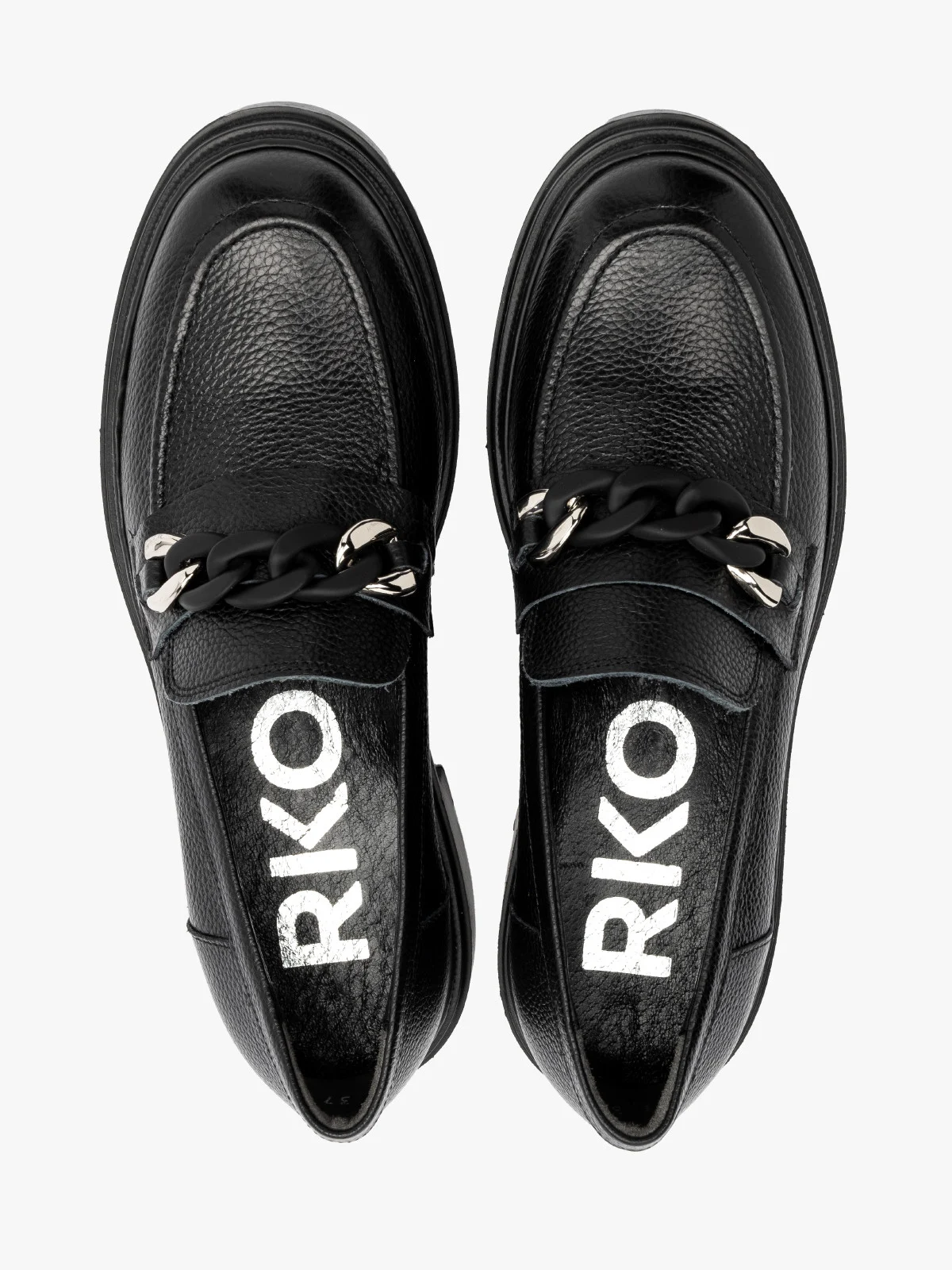 Czarne mokasyny ze srebrno-czarną ozdobą na cholewce